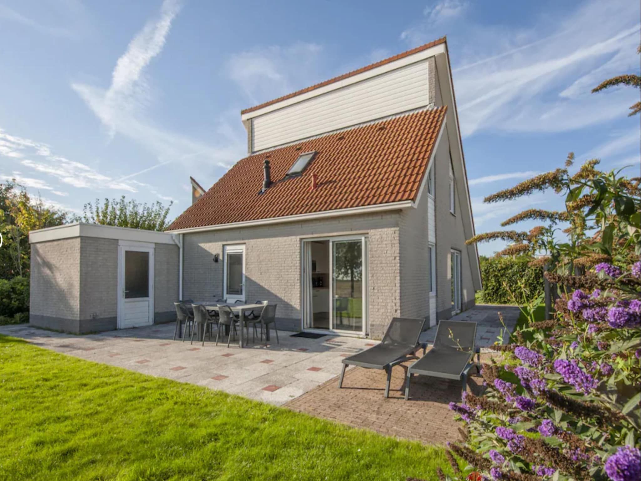 De buitenkant van Vakantiepark Zeeland Village 4 in Scharendijke