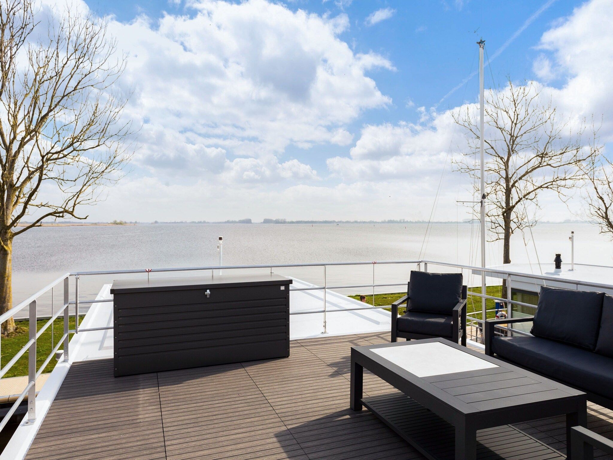Het terras van Houseboat 'de Valreep' met tuin - Paviljoenwei 2 in Offingawier