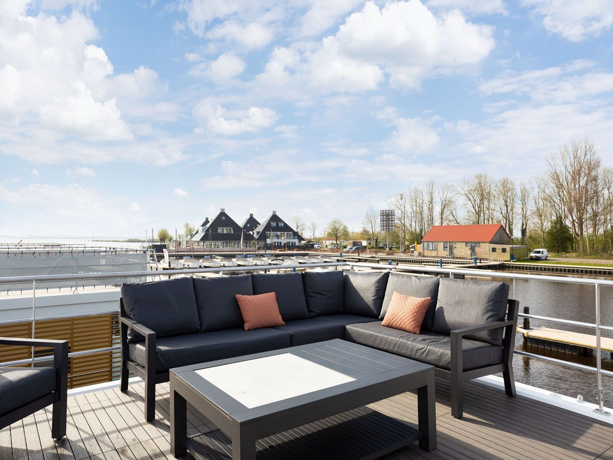 Het terras van Houseboat 'de Valreep' met tuin - Paviljoenwei 2 in Offingawier