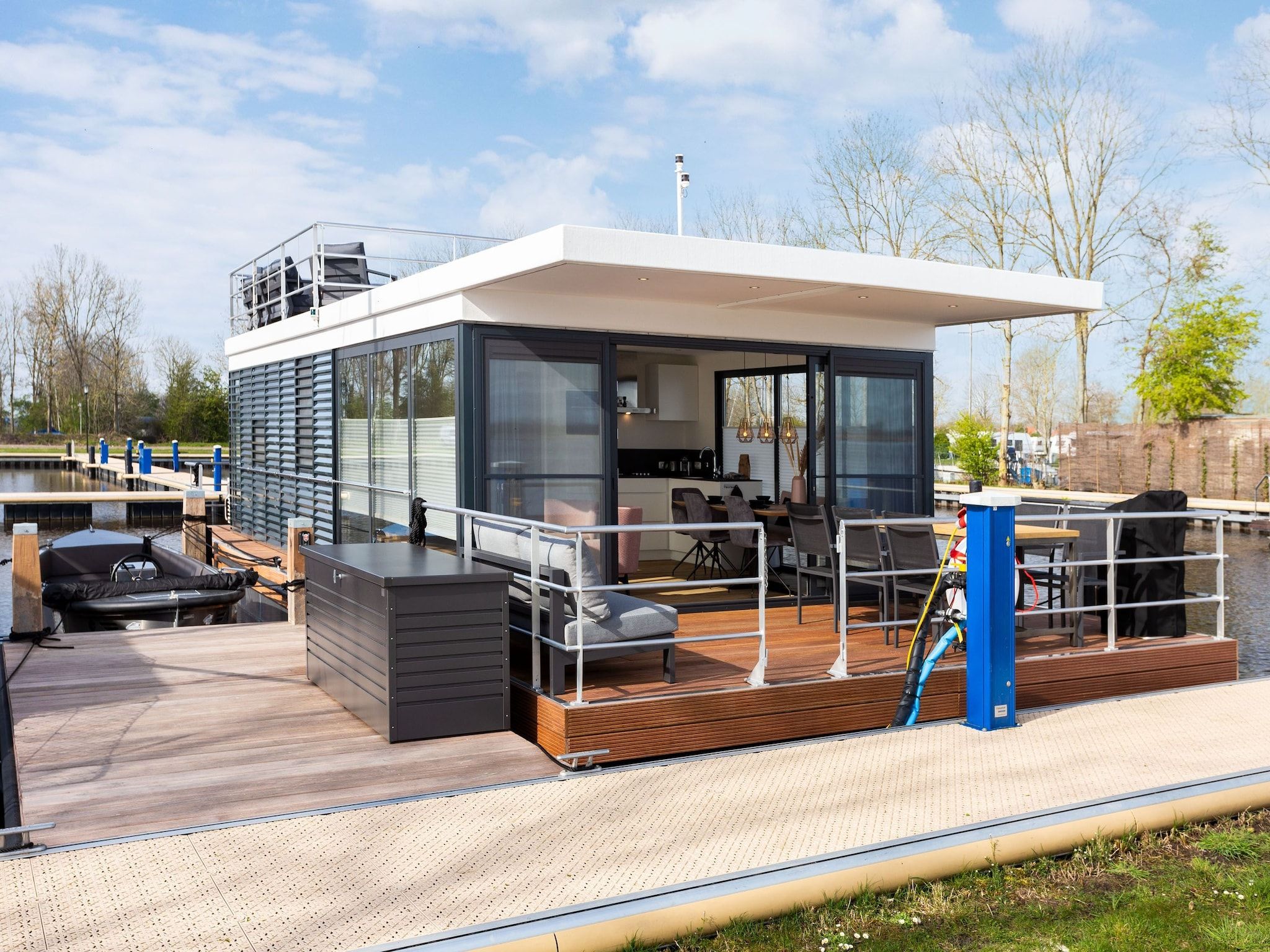 De buitenkant van Houseboat 'de Valreep' met tuin - Paviljoenwei 2 in Offingawier
