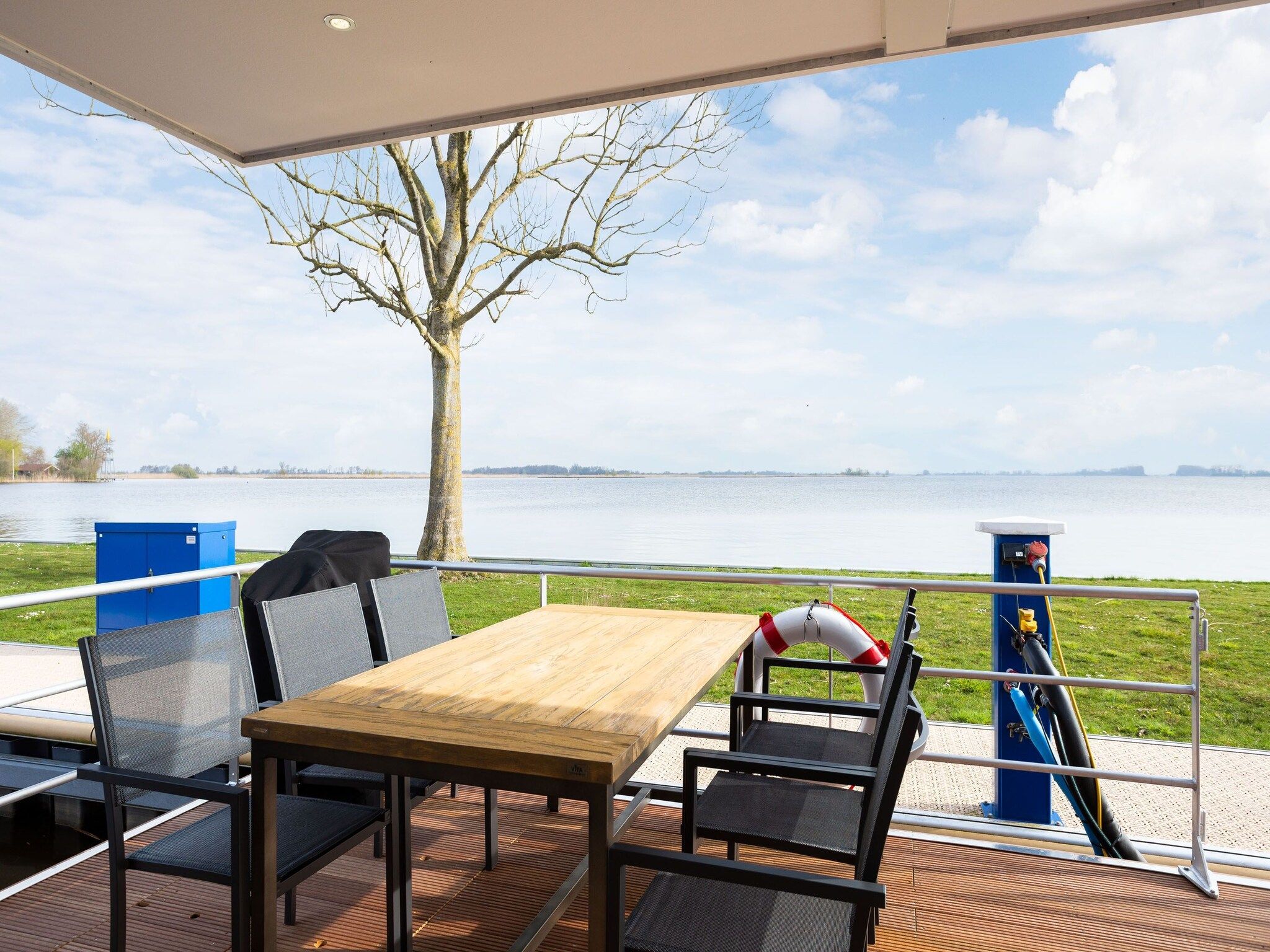 Het terras van Houseboat 'de Valreep' met tuin - Paviljoenwei 2 in Offingawier