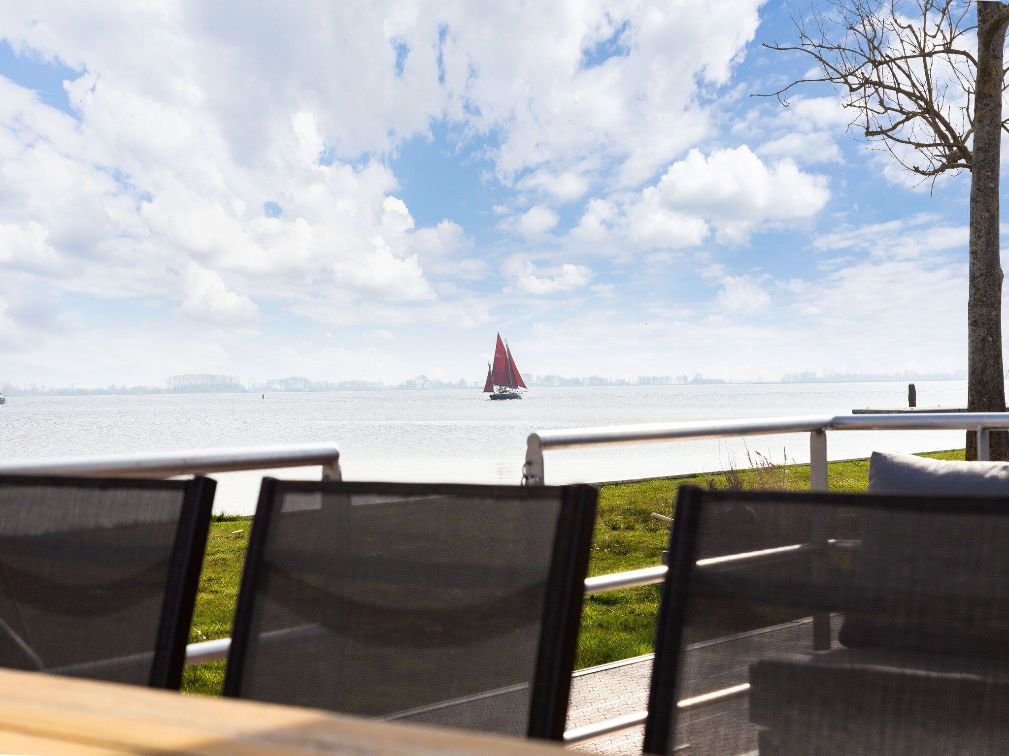Het uitzicht vanaf Houseboat 'de Valreep' met tuin - Paviljoenwei 2 in Offingawier