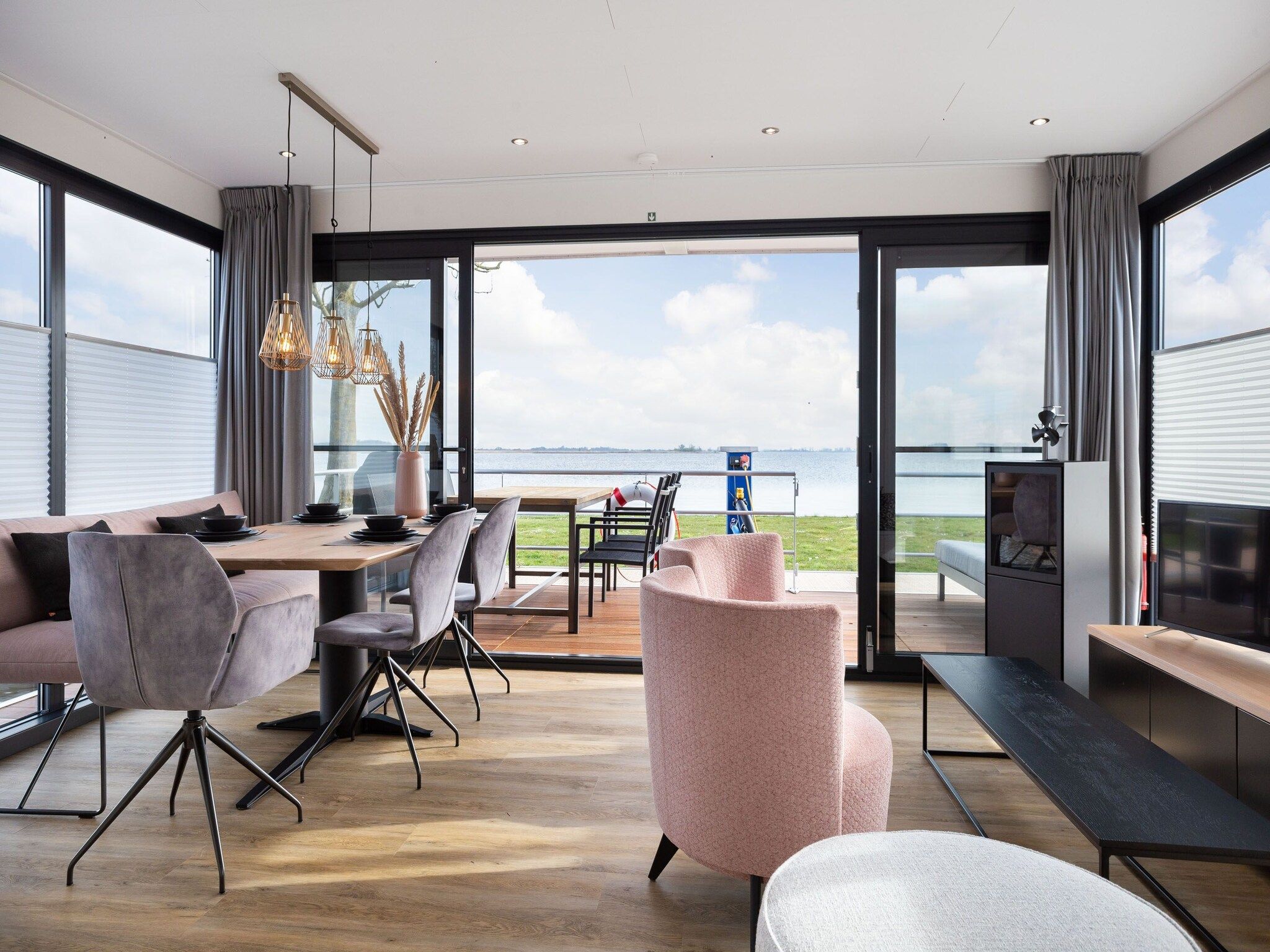 De woonkamer van Houseboat 'de Valreep' met tuin - Paviljoenwei 2 in Offingawier