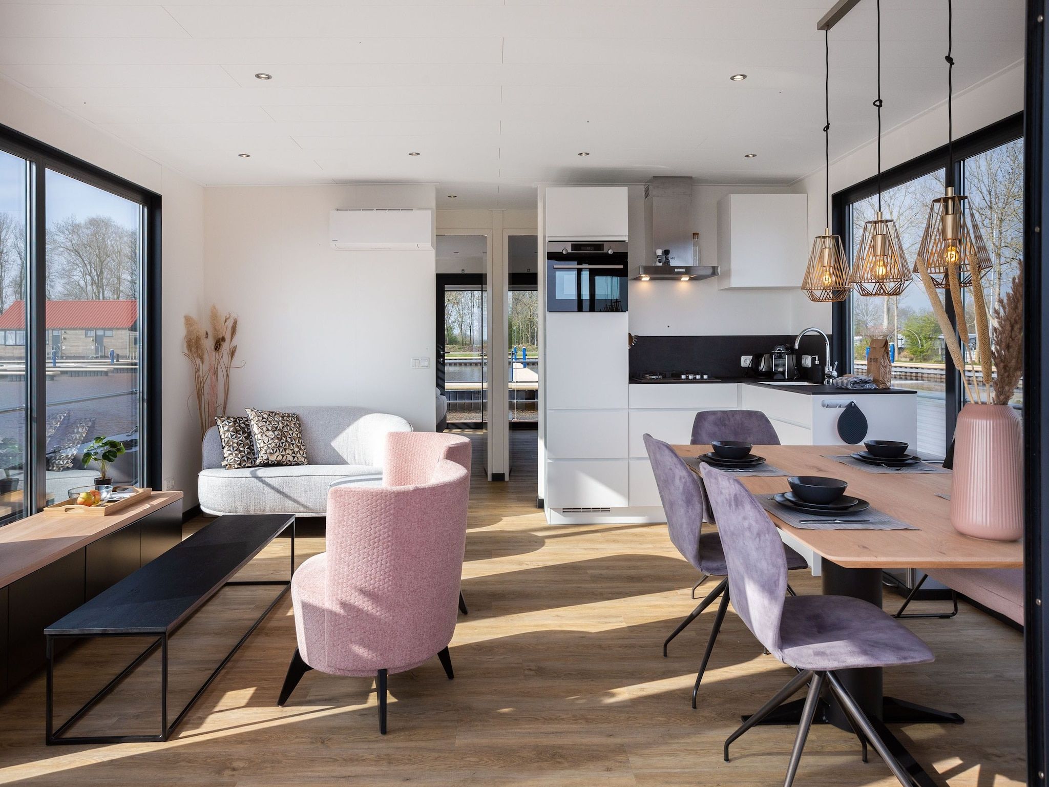 De woonkamer van Houseboat 'de Valreep' met tuin - Paviljoenwei 2 in Offingawier
