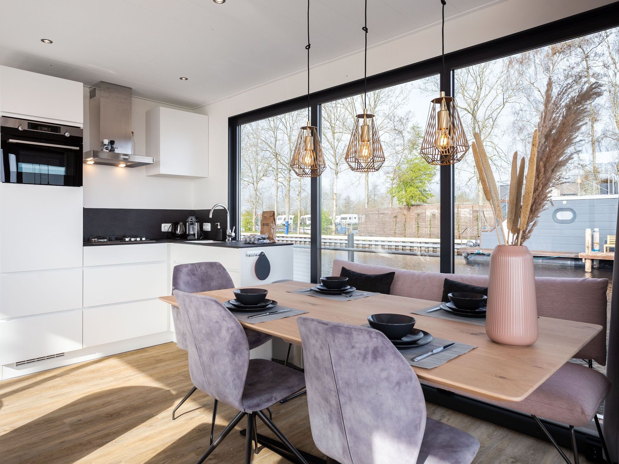 De eetkamer van Houseboat 'de Valreep' met tuin - Paviljoenwei 2 in Offingawier