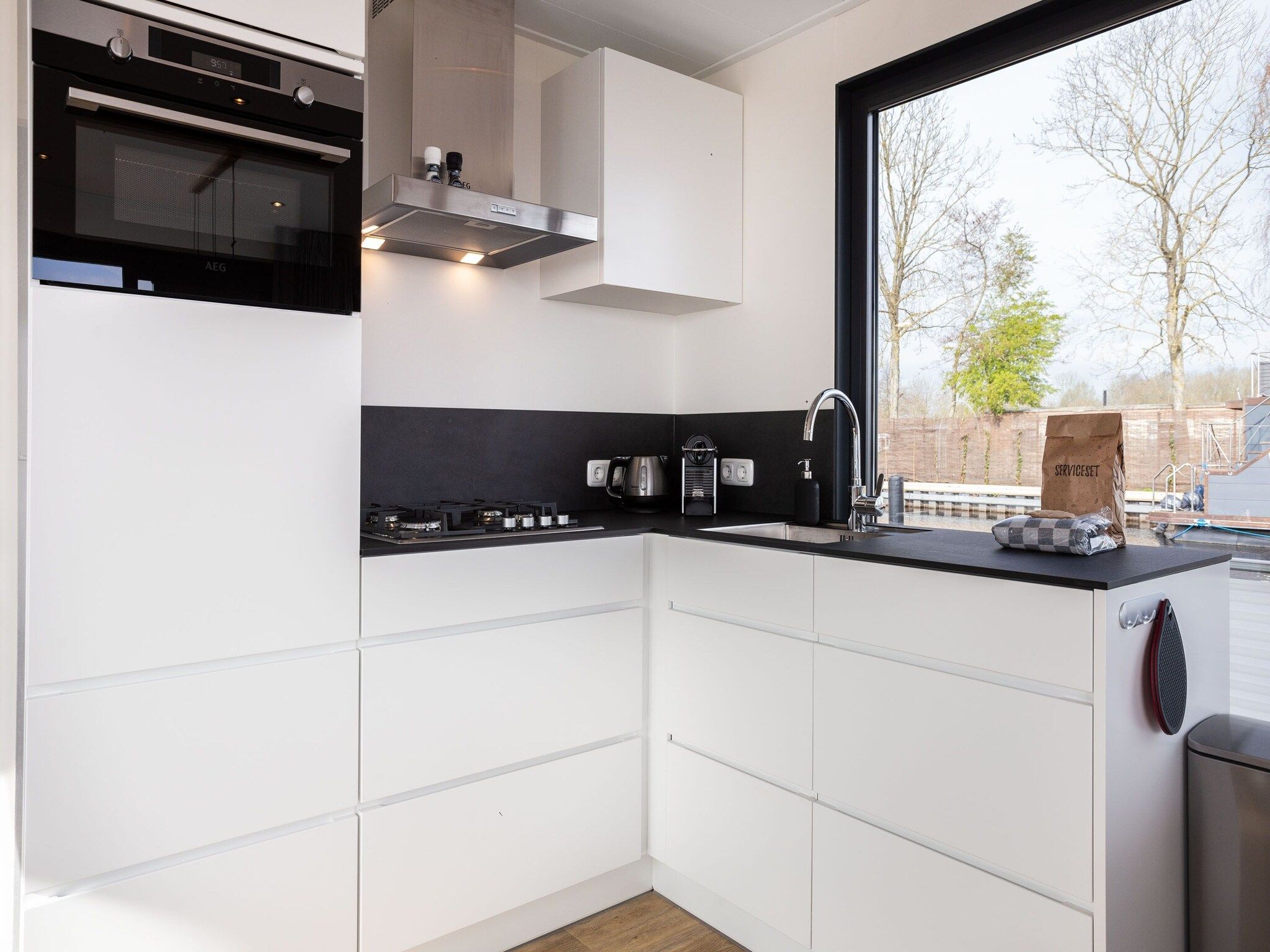 De keuken van Houseboat 'de Valreep' met tuin - Paviljoenwei 2 in Offingawier