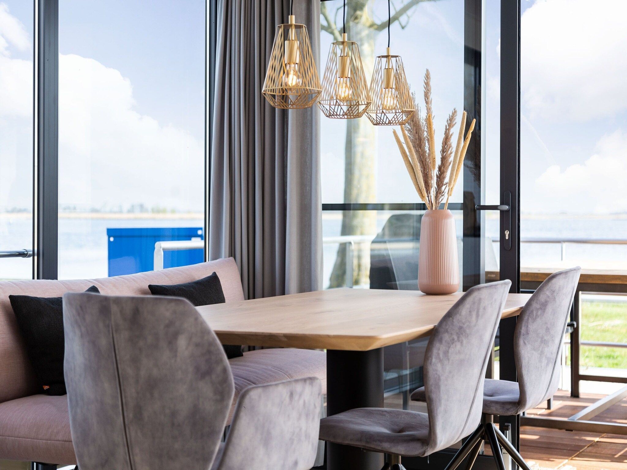 De eetkamer van Houseboat 'de Valreep' met tuin - Paviljoenwei 2 in Offingawier