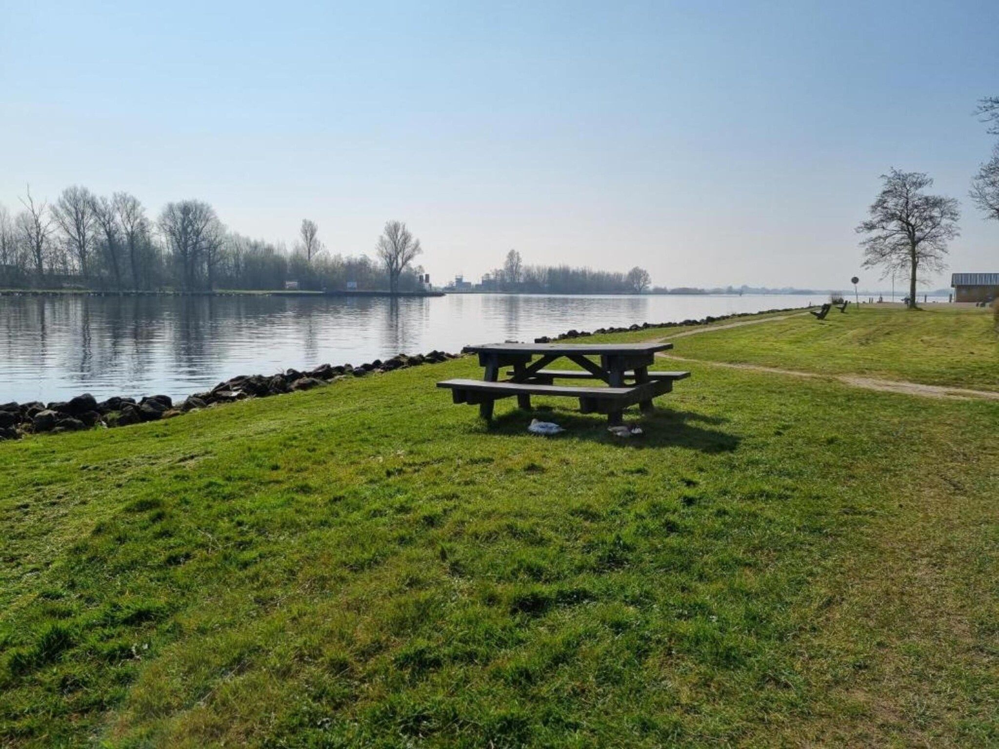 De omgeving van Houseboat 'de Valreep' met tuin - Paviljoenwei 2 in Offingawier