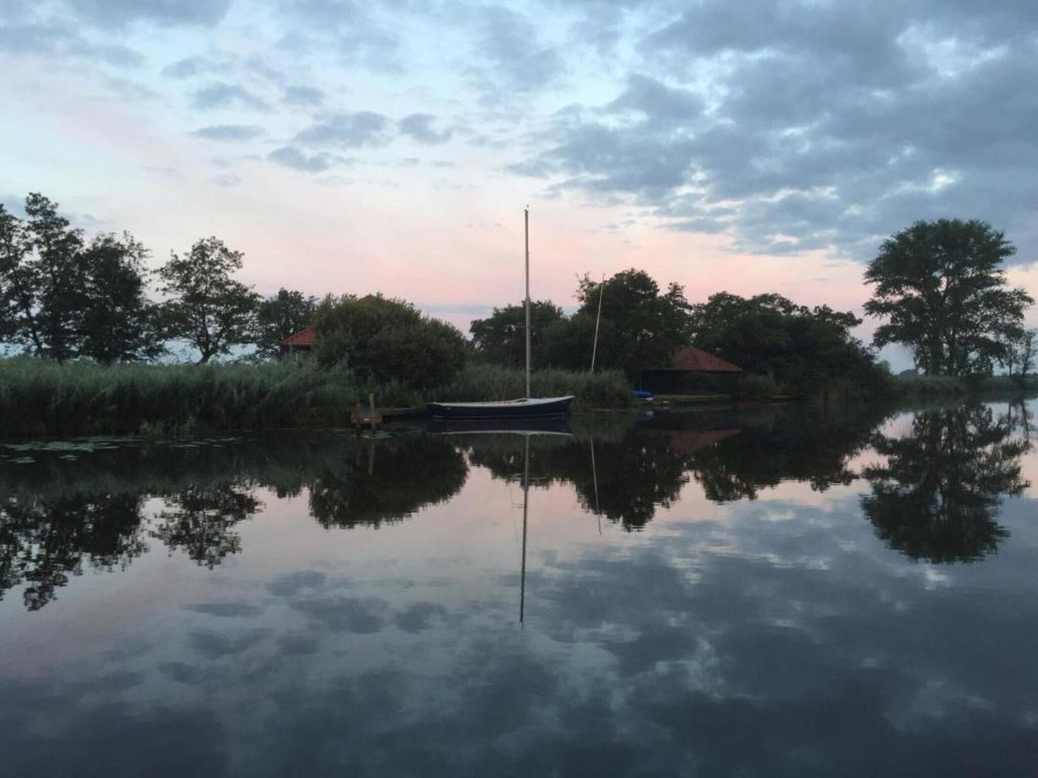 De omgeving van Houseboat 'de Valreep' met tuin - Paviljoenwei 2 in Offingawier