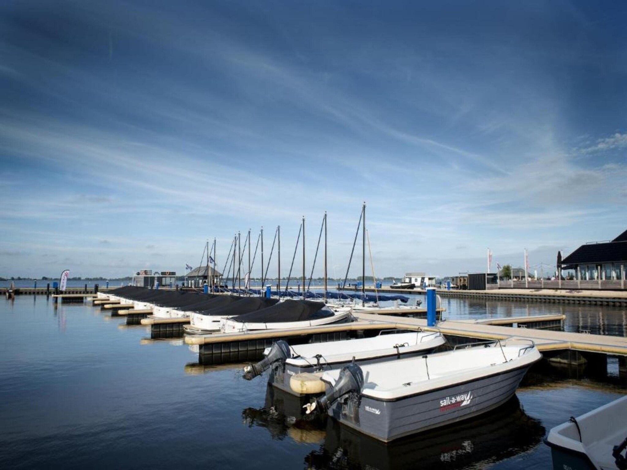 De omgeving van Houseboat 'de Valreep' met tuin - Paviljoenwei 2 in Offingawier