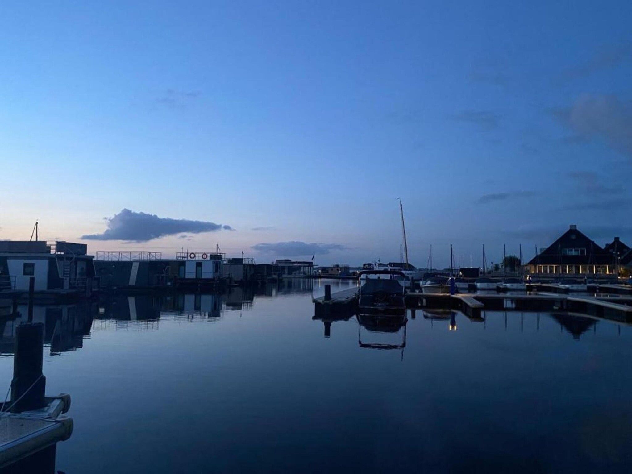 De omgeving van Houseboat 'de Valreep' met tuin - Paviljoenwei 2 in Offingawier
