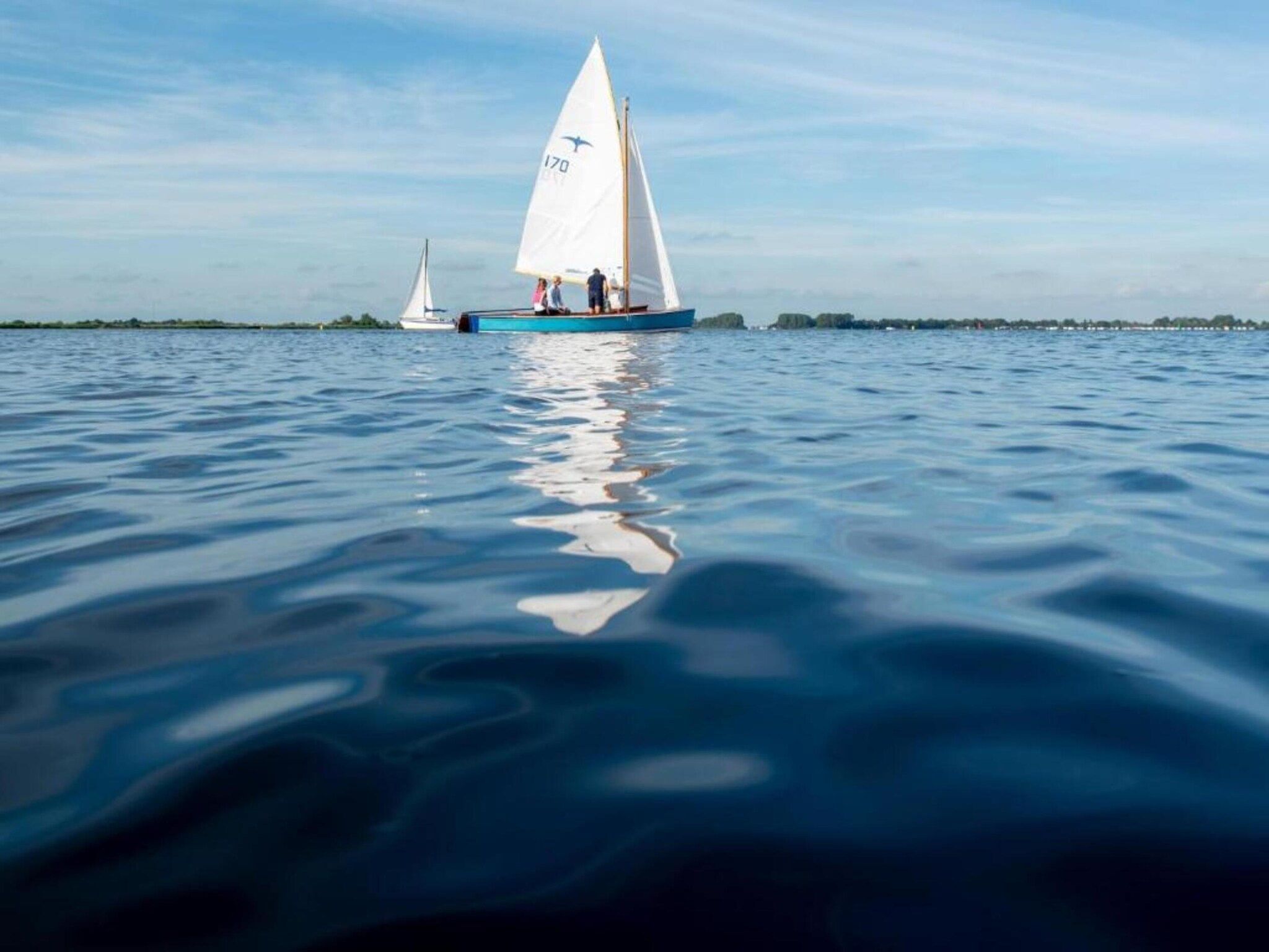 De omgeving van Houseboat 'de Valreep' met tuin - Paviljoenwei 2 in Offingawier