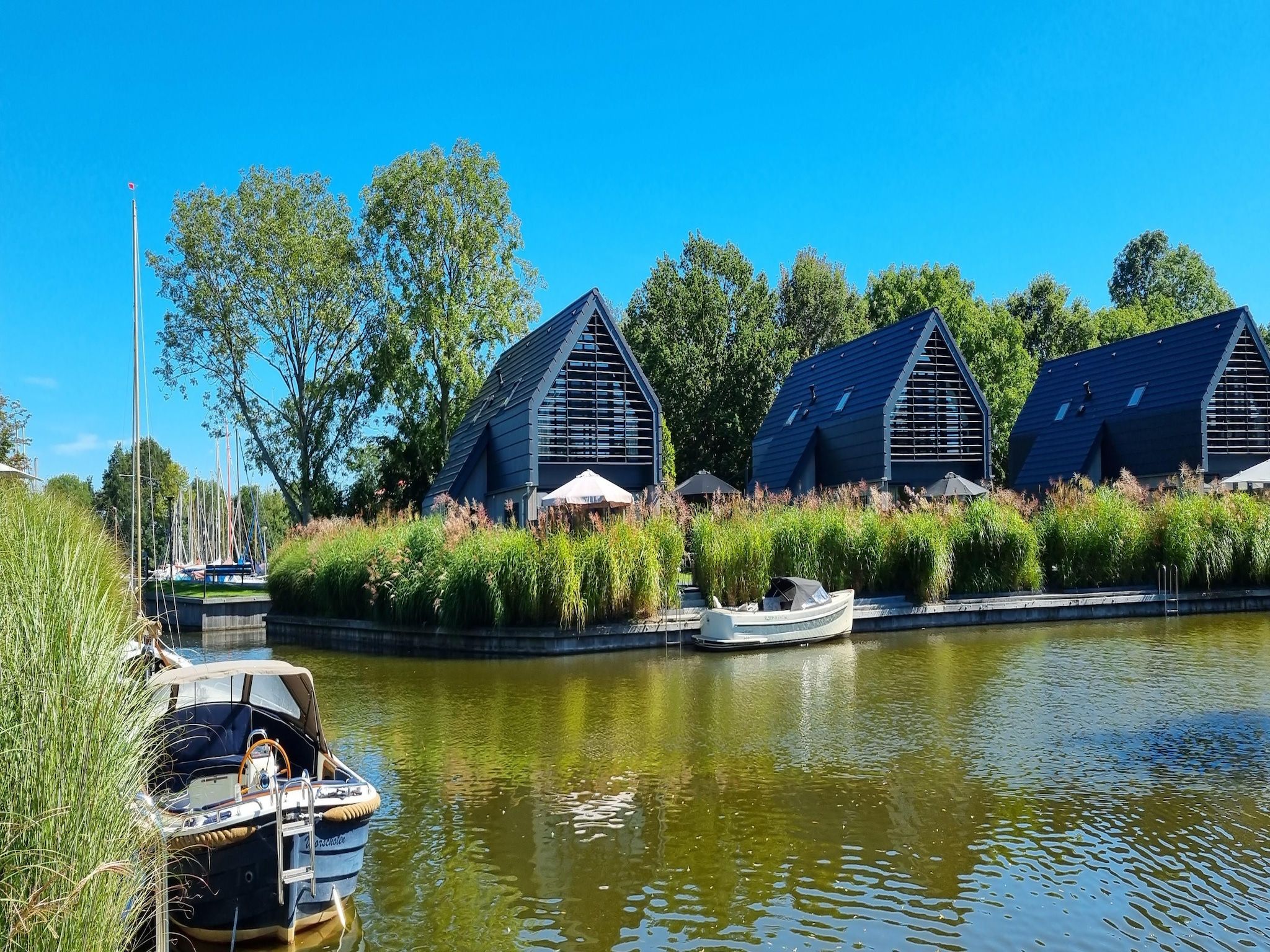De buitenkant van Watervilla Acht in Balk