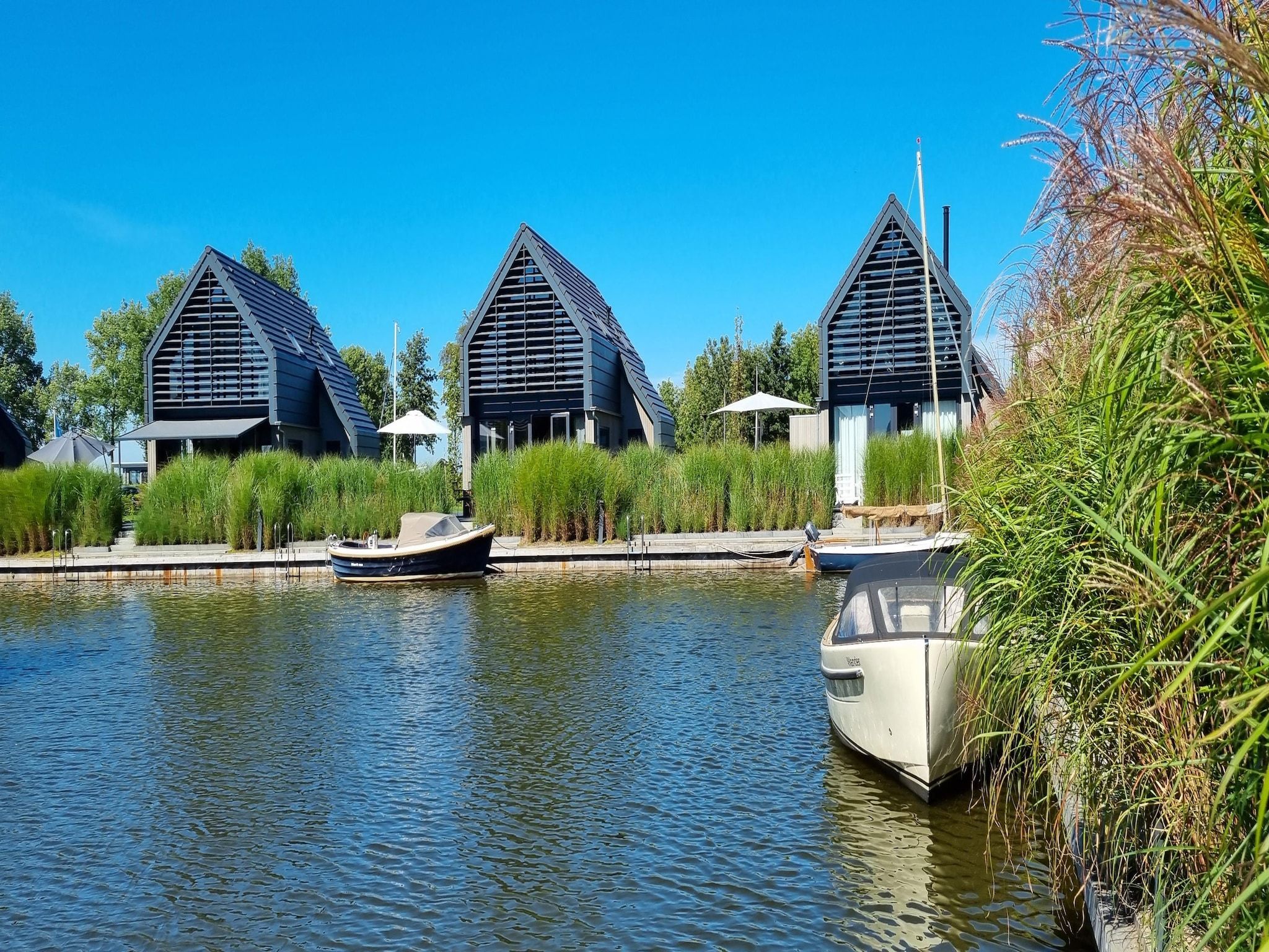 De buitenkant van Watervilla Tolve in Balk