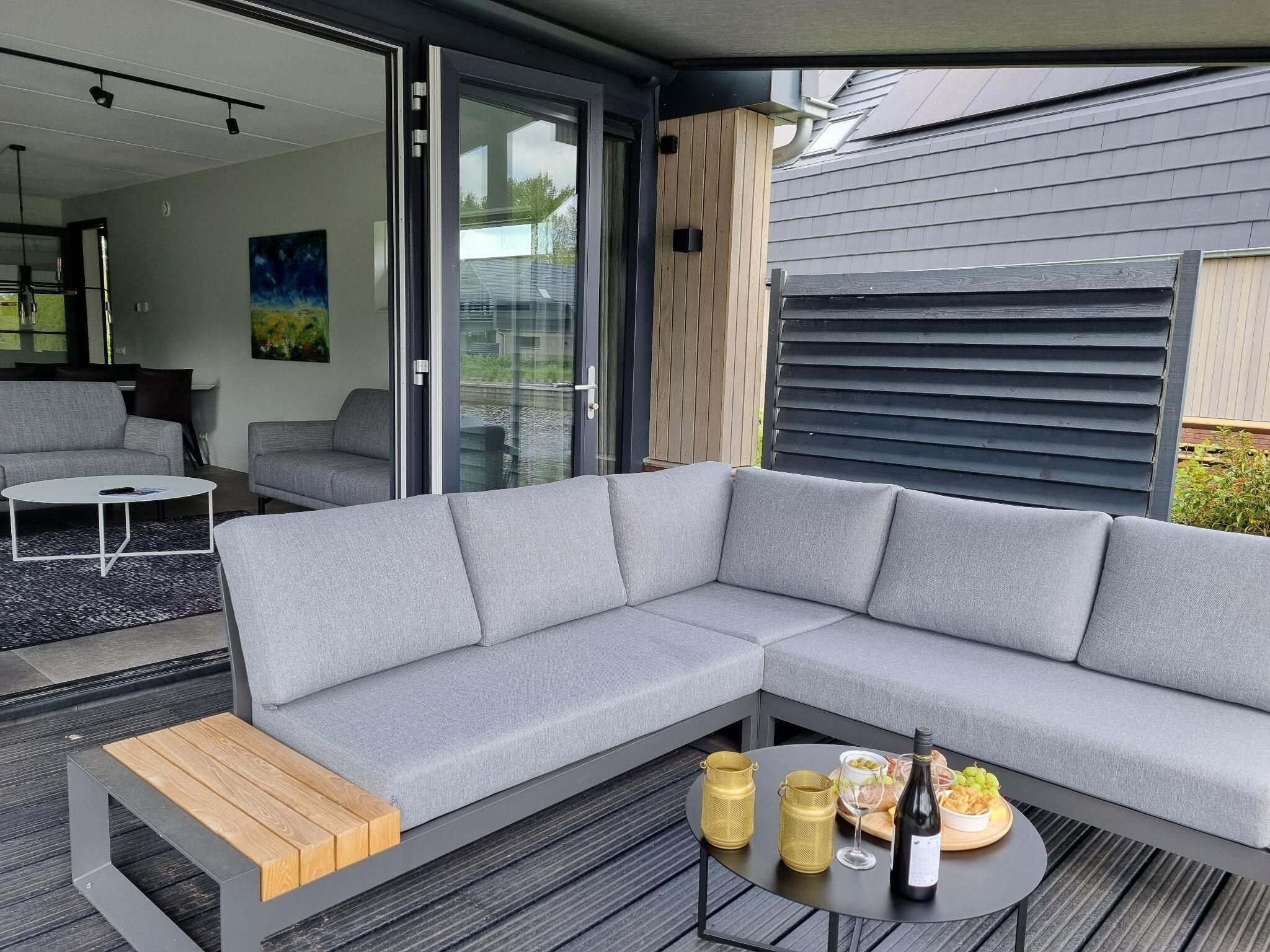 Het terras van Watervilla Santjin in Balk