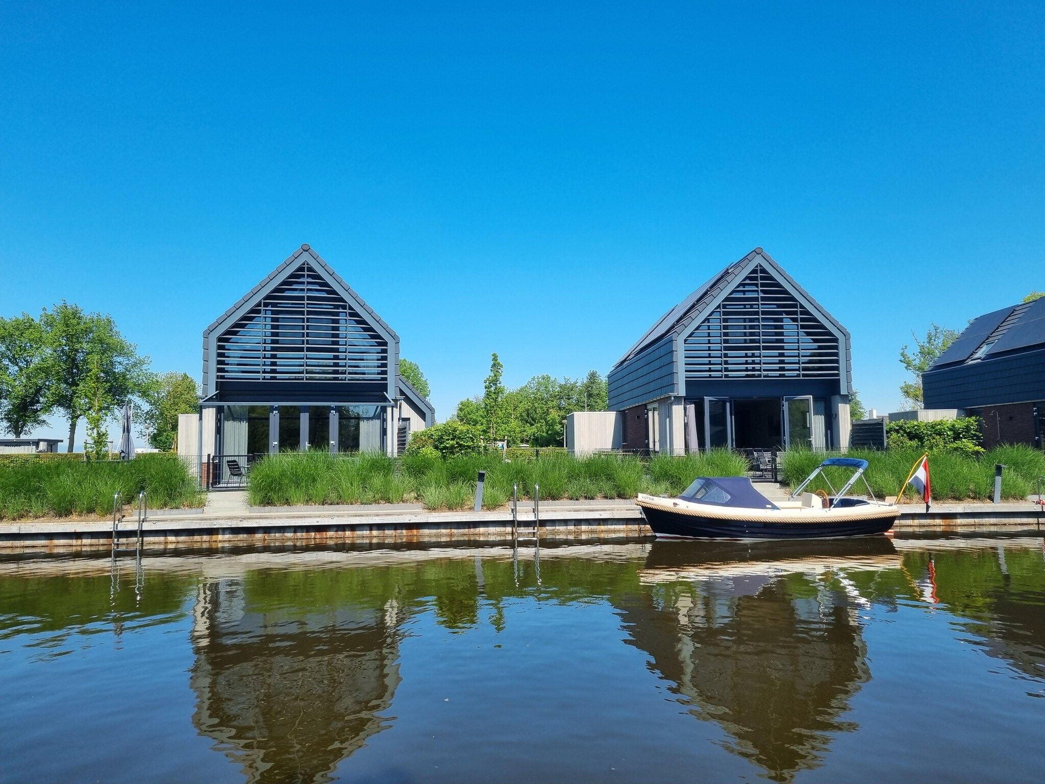 De buitenkant van Watervilla Santjin in Balk