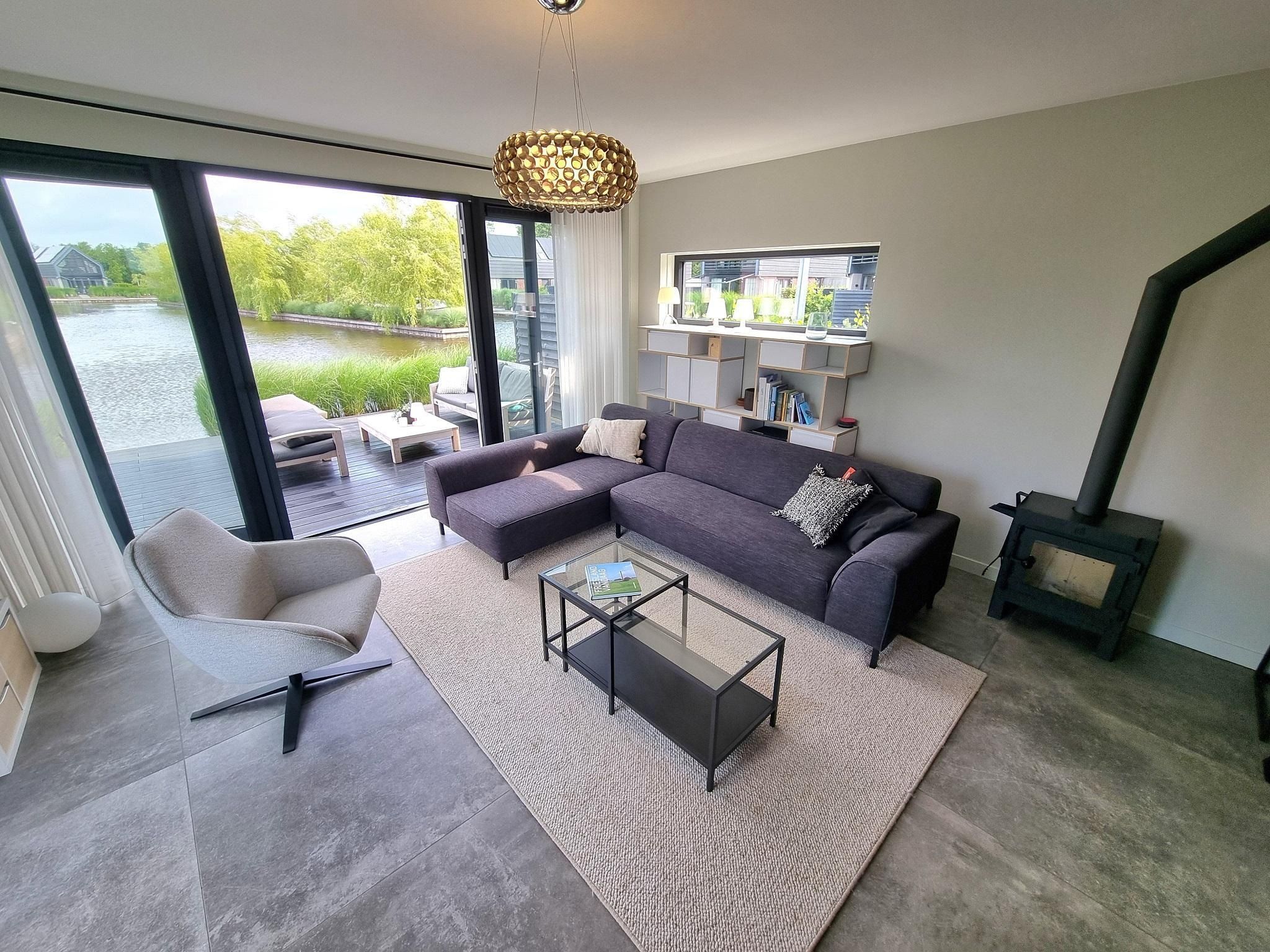De woonkamer van Watervilla Njoggen in Balk