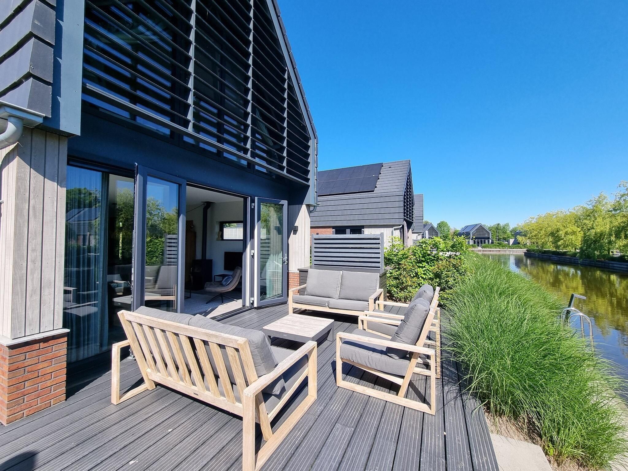 Het terras van Watervilla Tsien in Balk