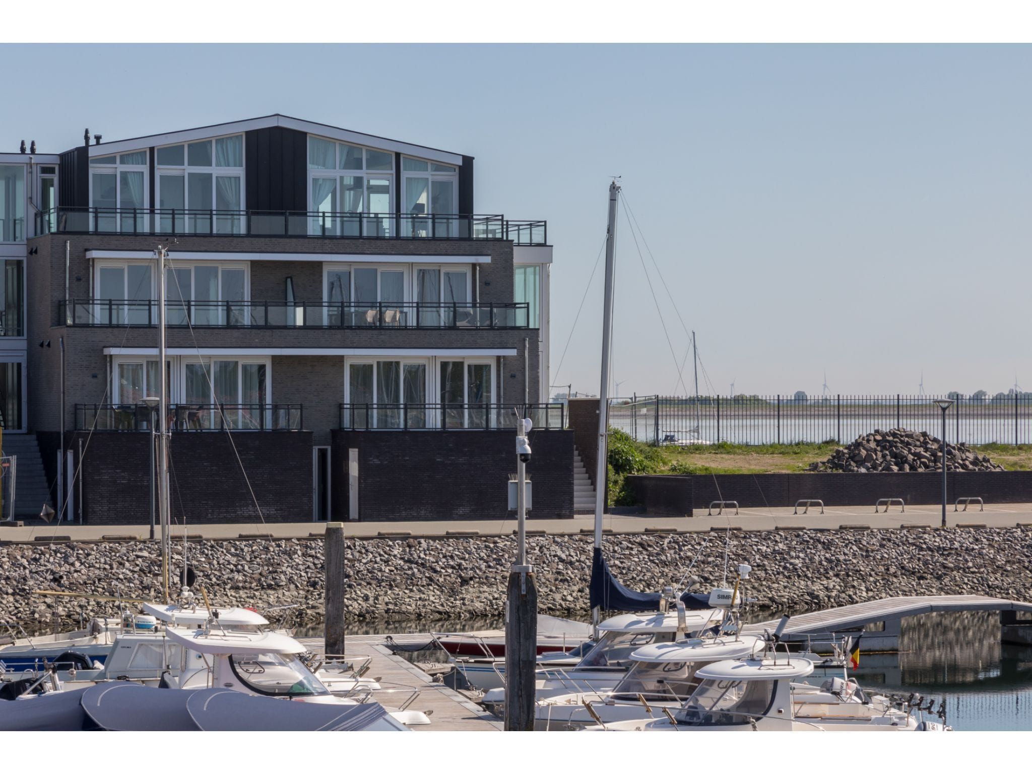 De buitenkant van Havenweg 8-16 in St. Annaland