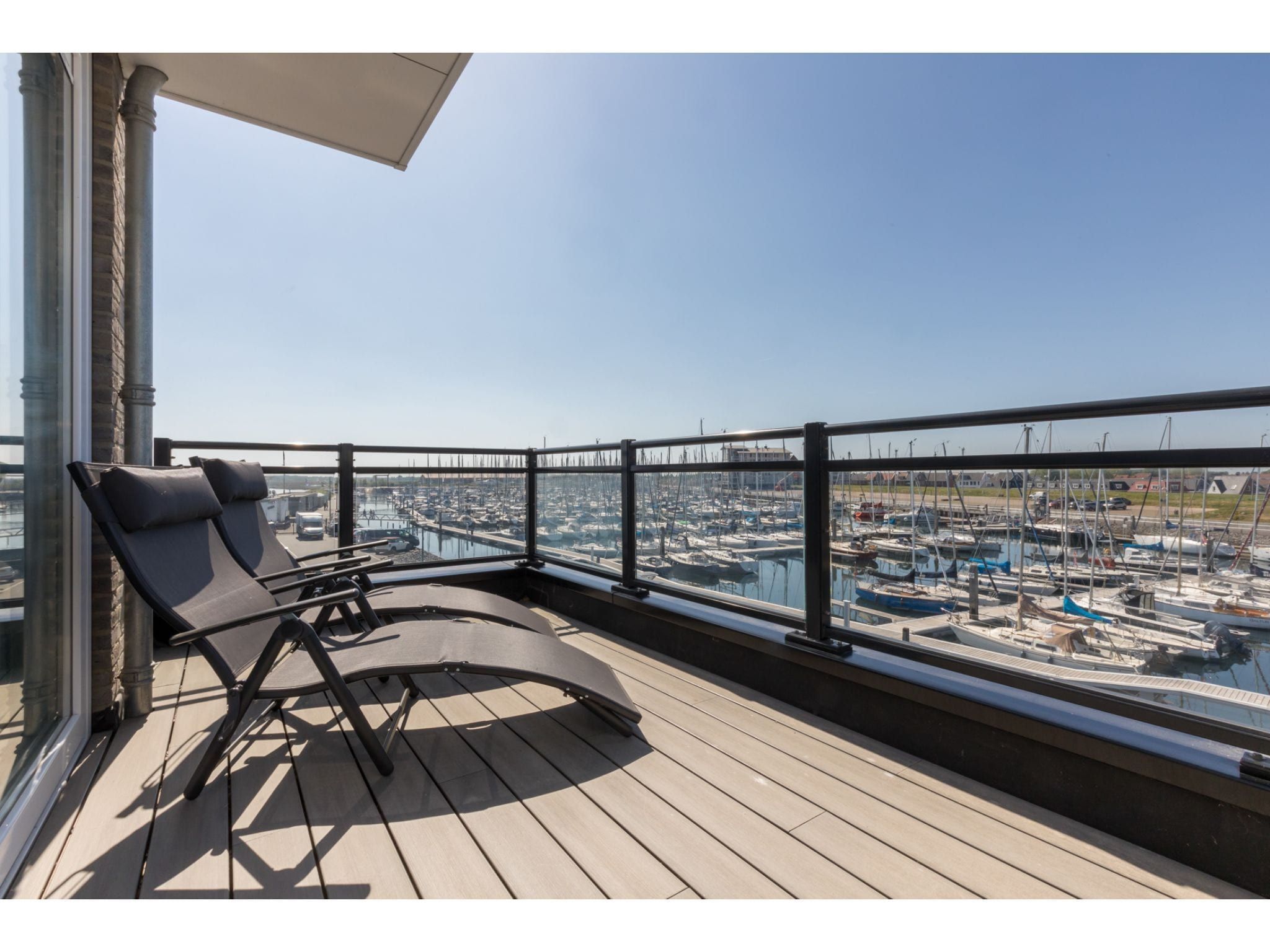 Het terras van Havenweg 8-16 in St. Annaland