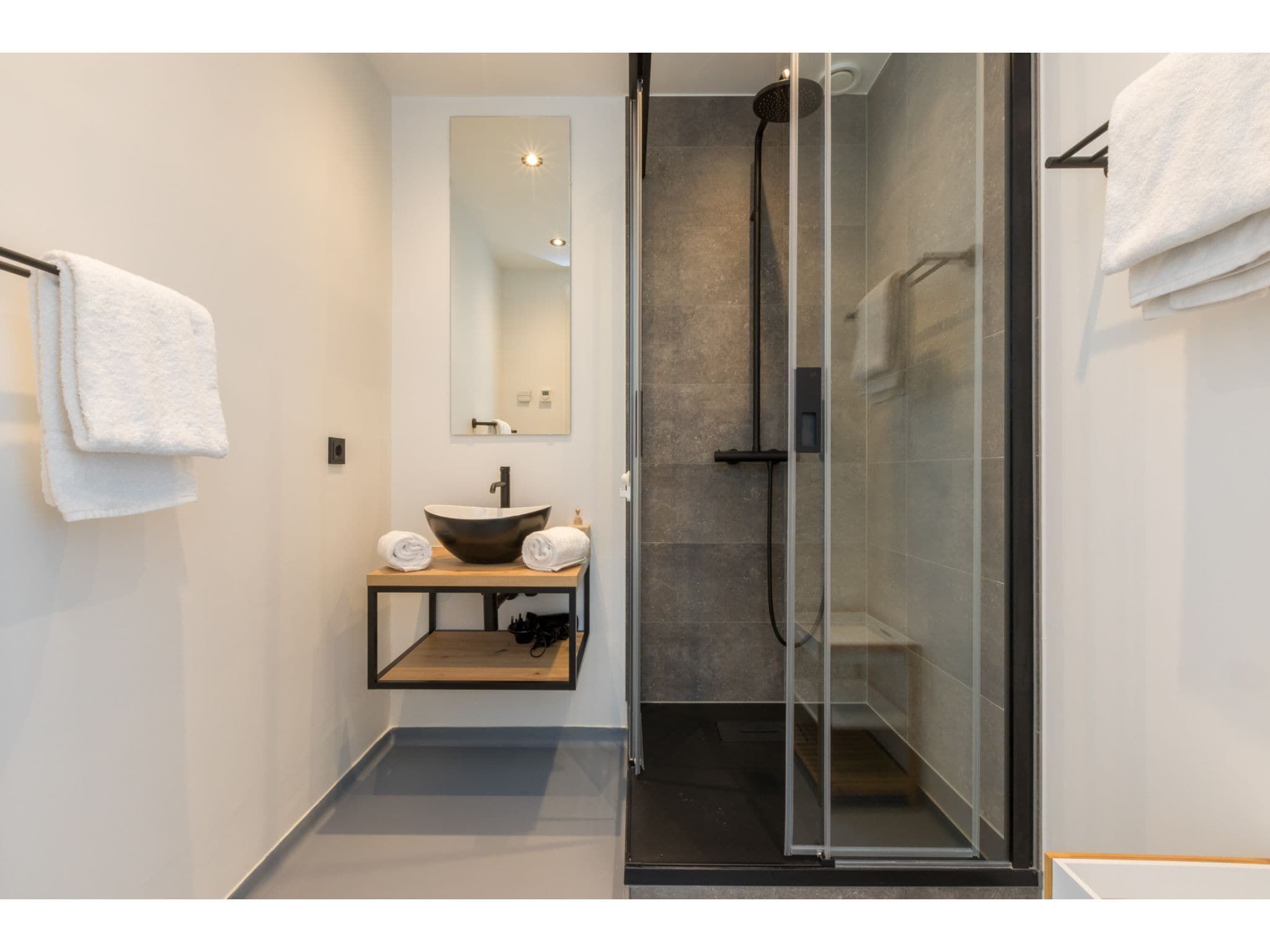 De badkamer van Havenweg 8-16 in St. Annaland