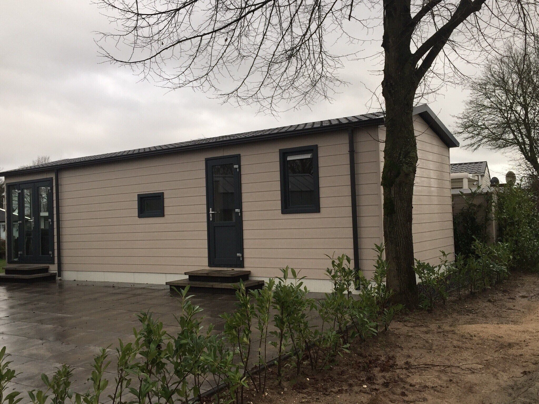 De buitenkant van Recreatiepark Rhederlaagse Meren 1 in Lathum