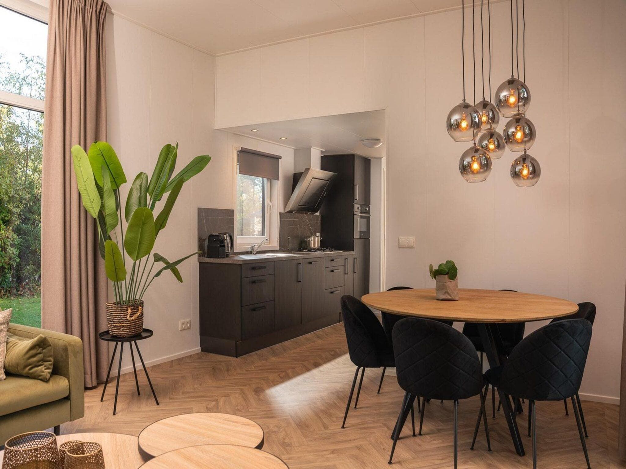 De eetkamer van Vakantiepark Mölke 30 in Zuna