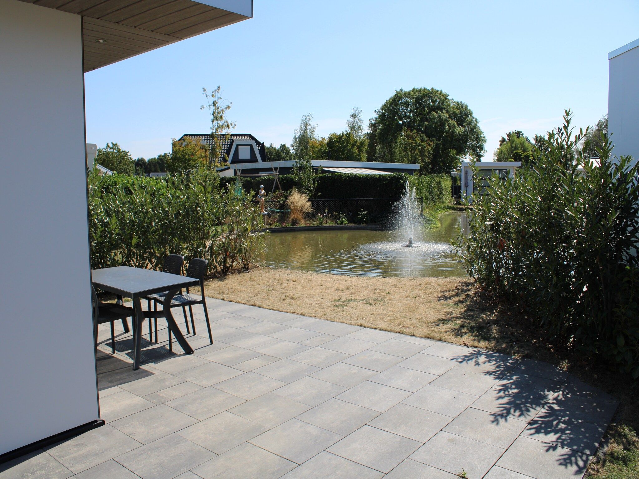 Het terras van Recreatiepark Rhederlaagse Meren 8 in Lathum