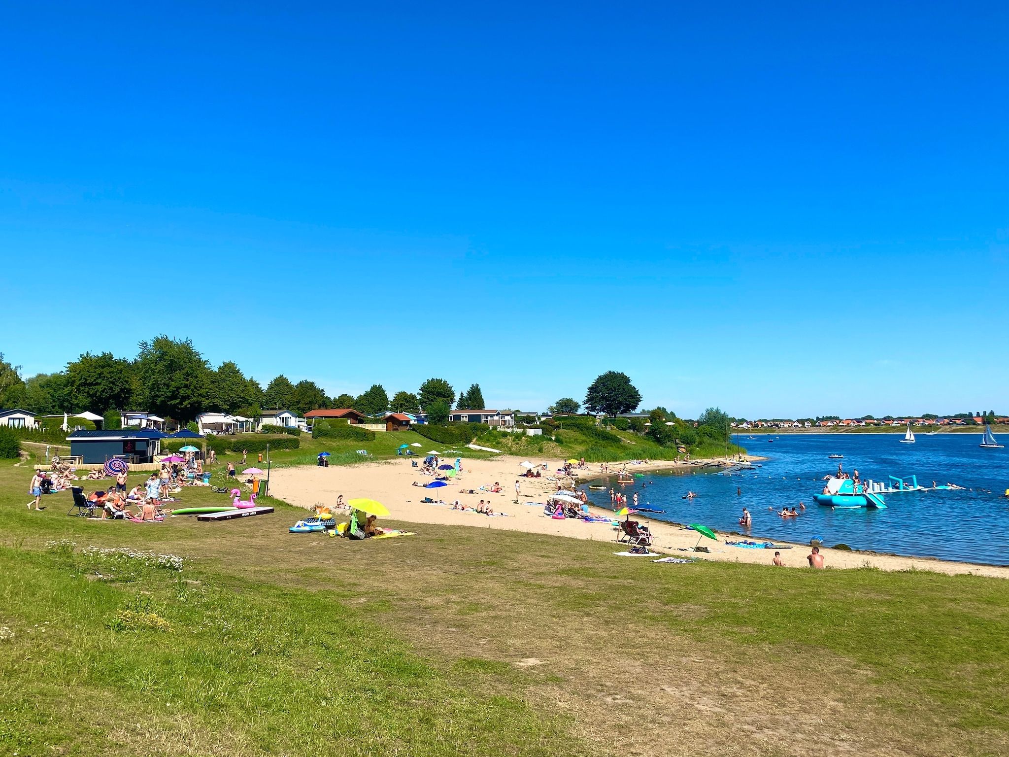 Parkfaciliteiten bij Recreatiepark Rhederlaagse Meren 9 in Lathum
