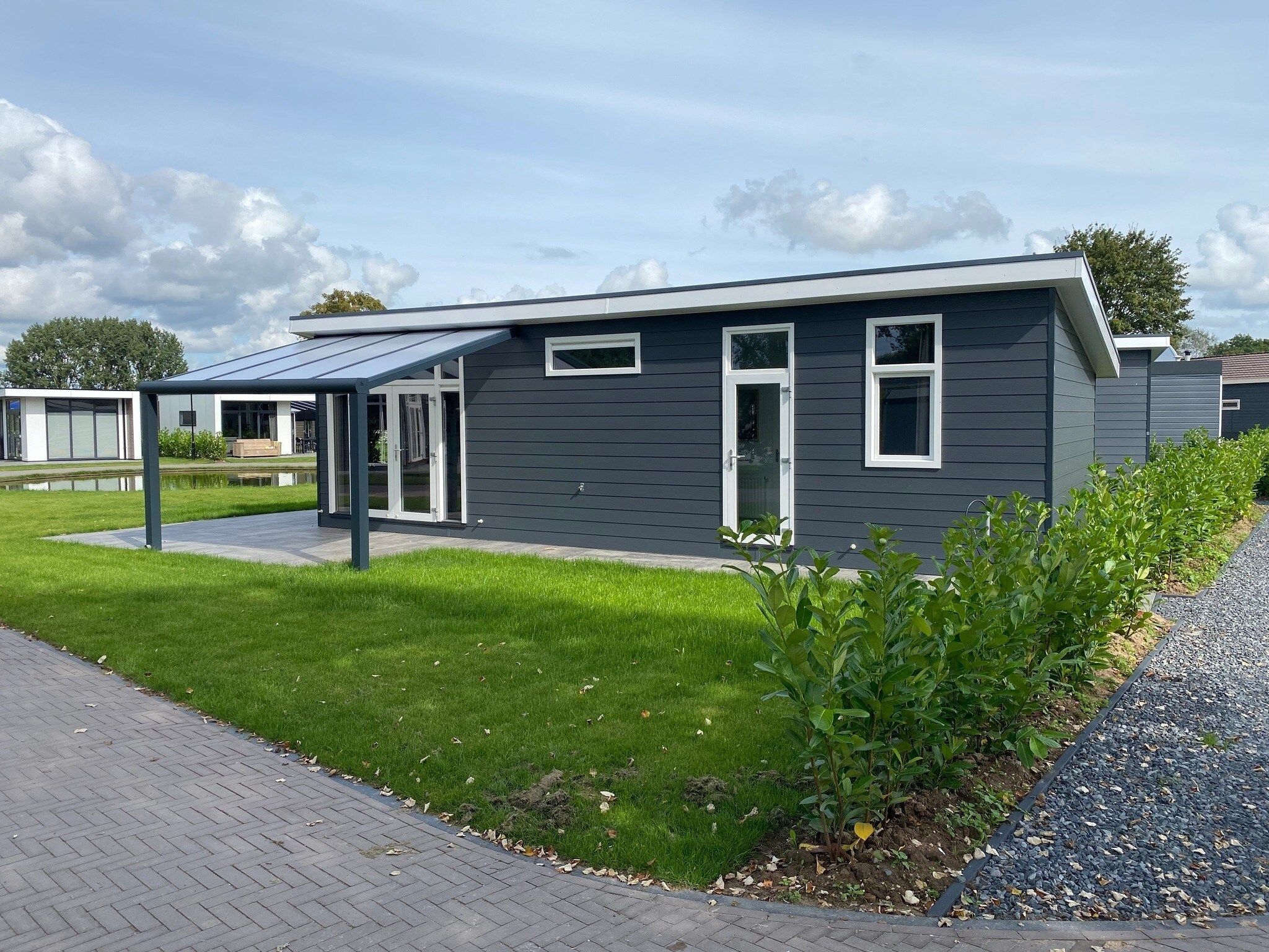 De buitenkant van Recreatiepark Rhederlaagse Meren 14 in Lathum