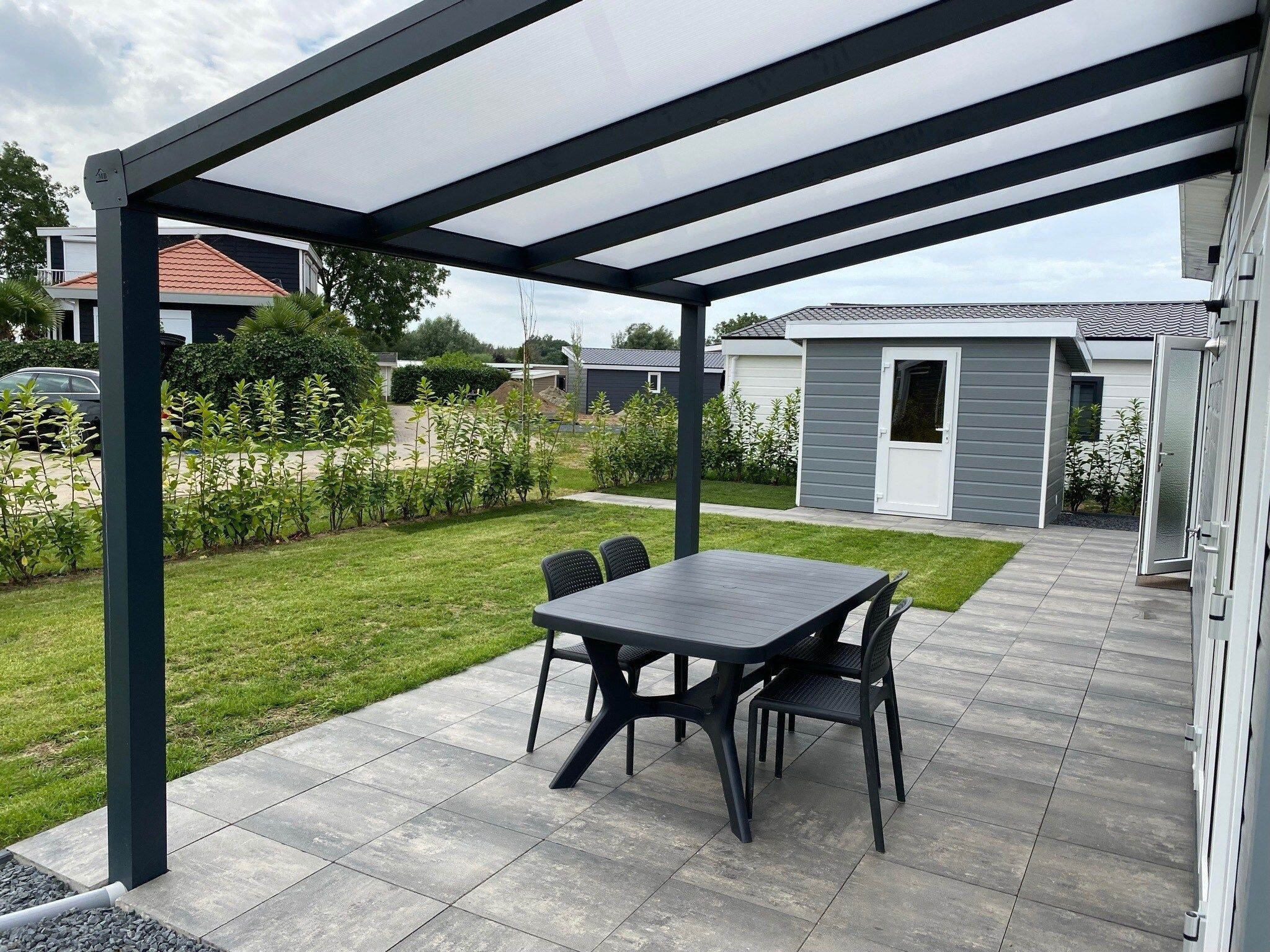 Het terras van Recreatiepark Rhederlaagse Meren 14 in Lathum