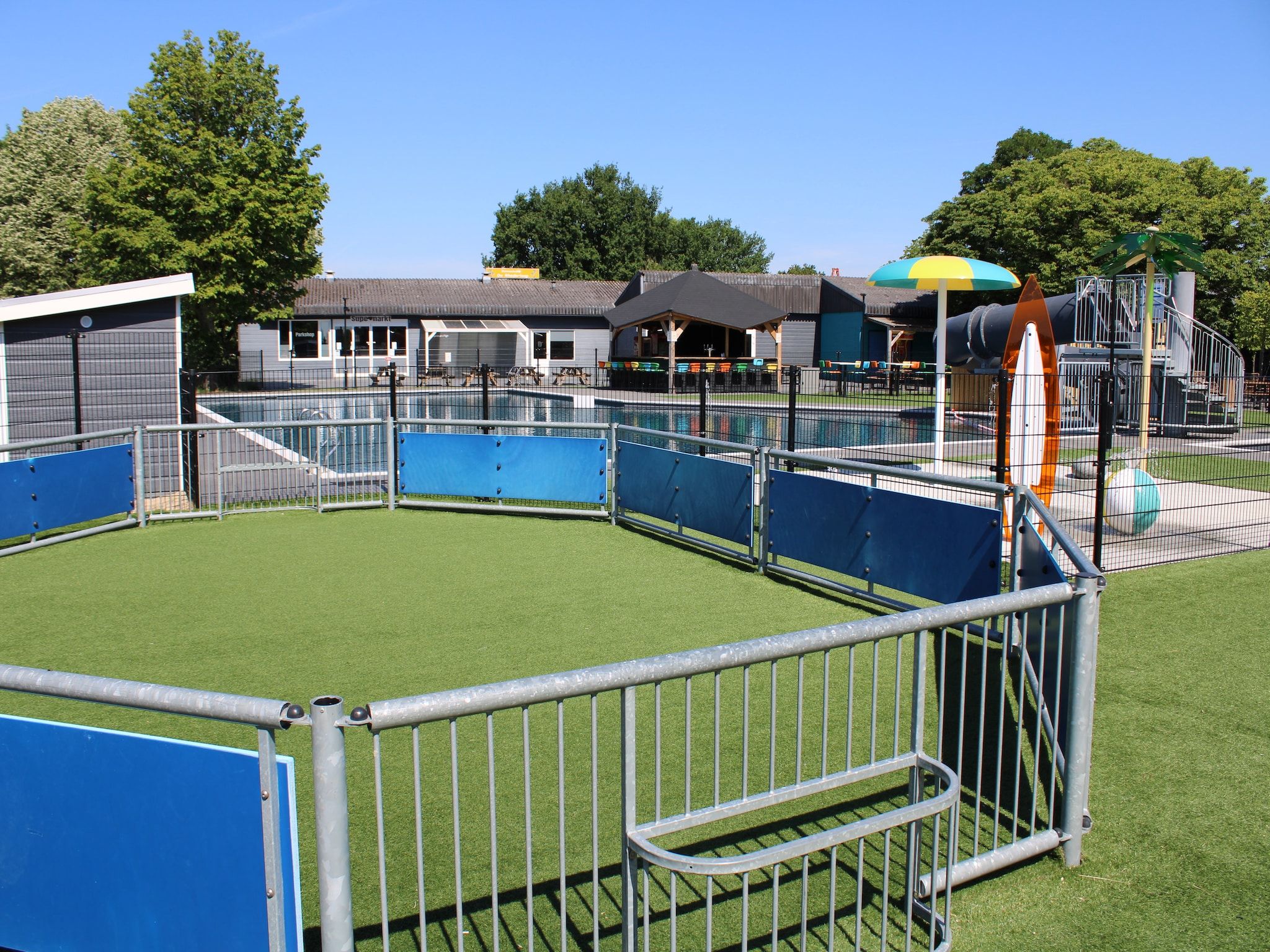 Parkfaciliteiten bij Recreatiepark Rhederlaagse Meren 16 in Lathum