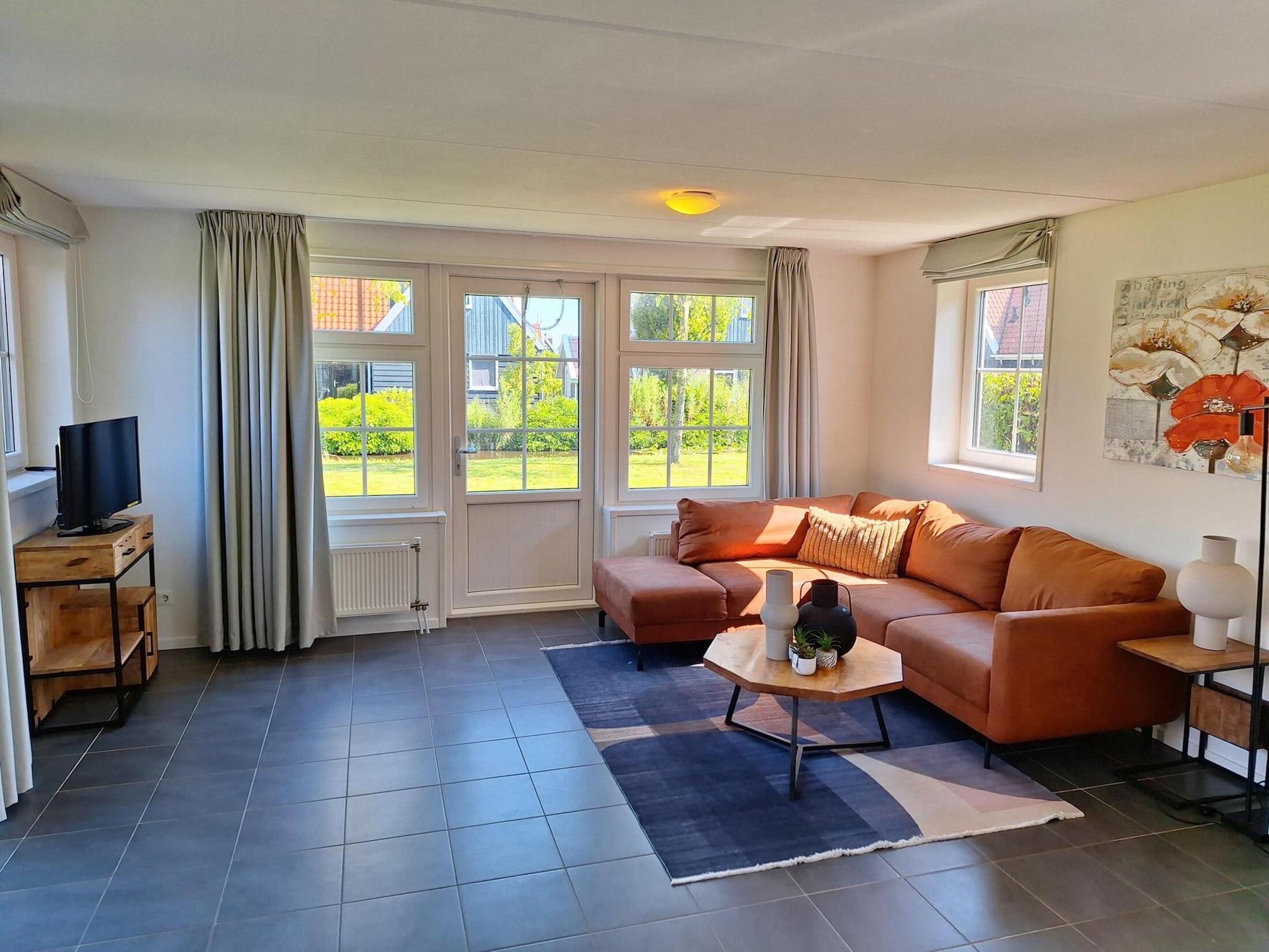De woonkamer van 	De Rijp met Sauna  6 personen in West-Graftdijk