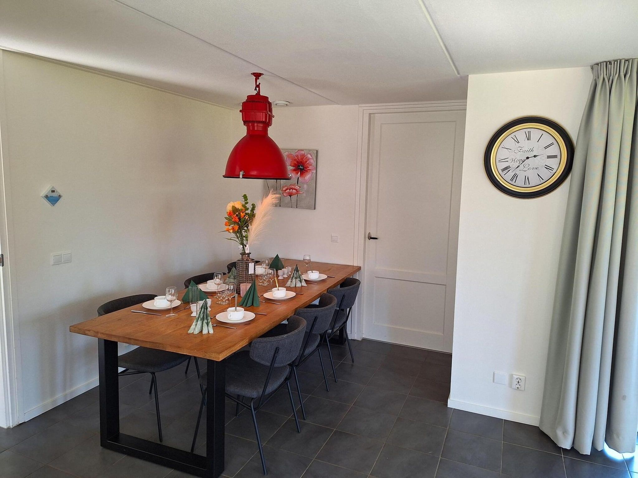 De eetkamer van 	De Rijp met Sauna  6 personen in West-Graftdijk