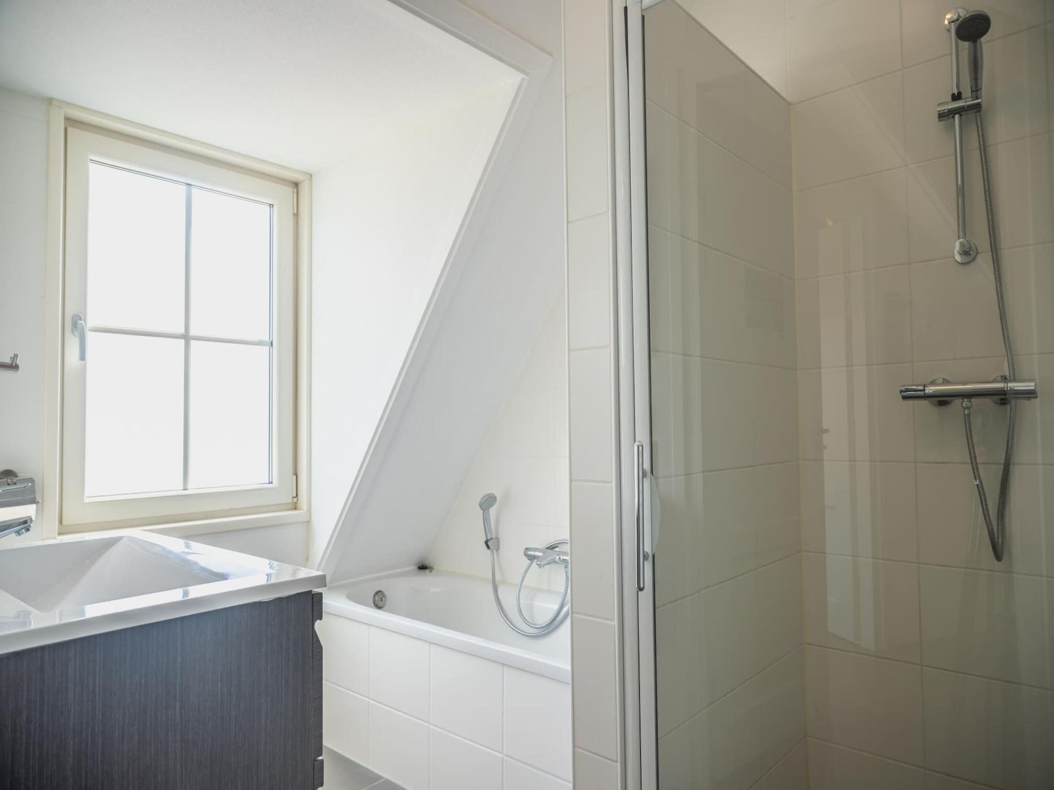 De badkamer van 	De Rijp met Sauna  6 personen in West-Graftdijk