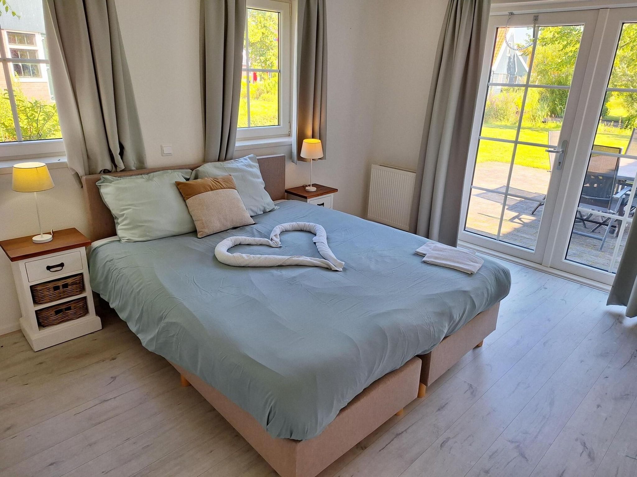 Een slaapkamer van 	De Rijp met Sauna  6 personen in West-Graftdijk