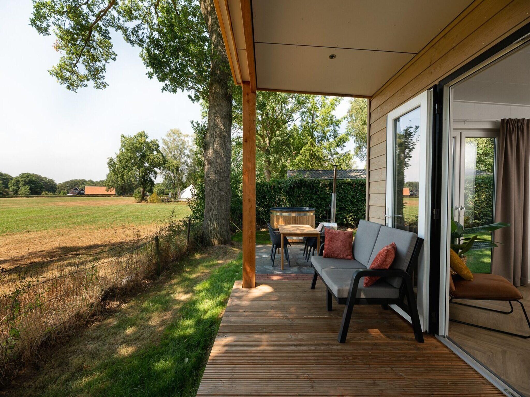 Het terras van Vakantiepark Mölke 30 in Zuna