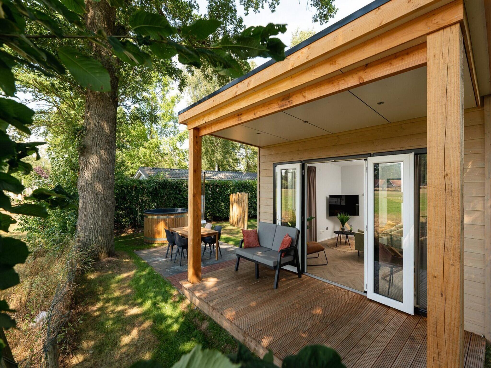 Het terras van Vakantiepark Mölke 30 in Zuna