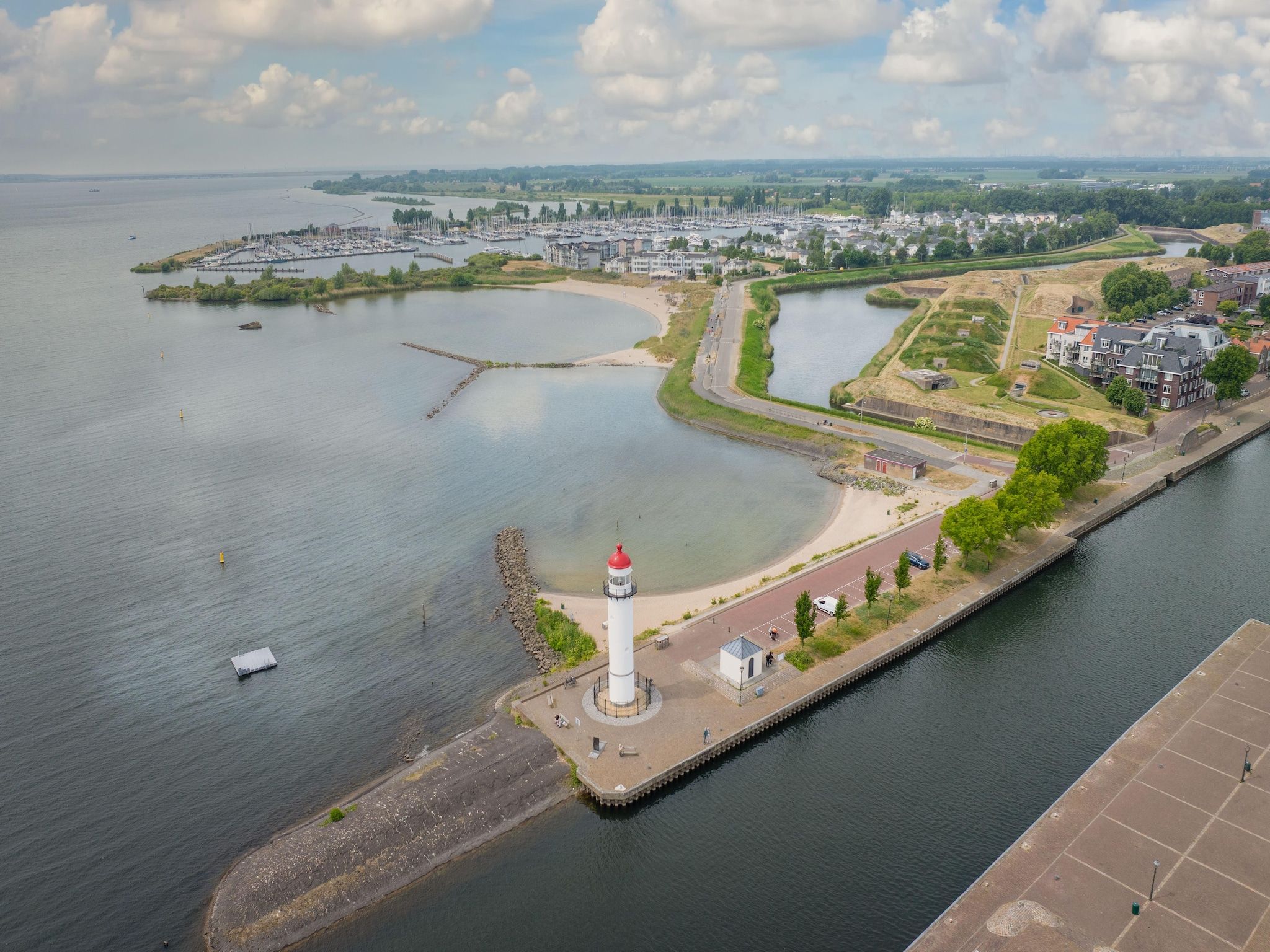 Parkfaciliteiten bij Vakantiepark Cape Helius 24 in Hellevoetsluis