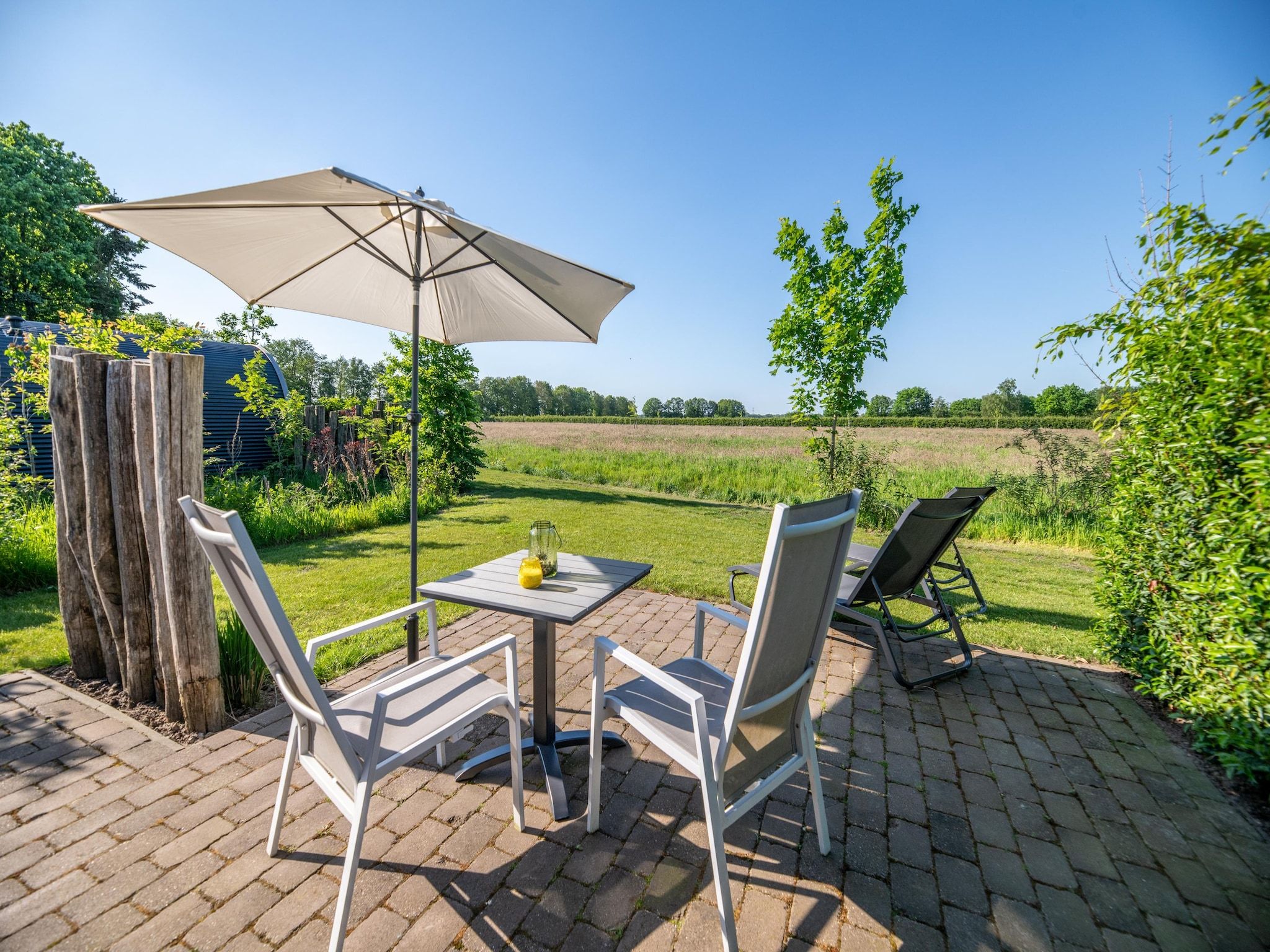 Het terras van Natuurlodge Tureluur 2p in Drenthe