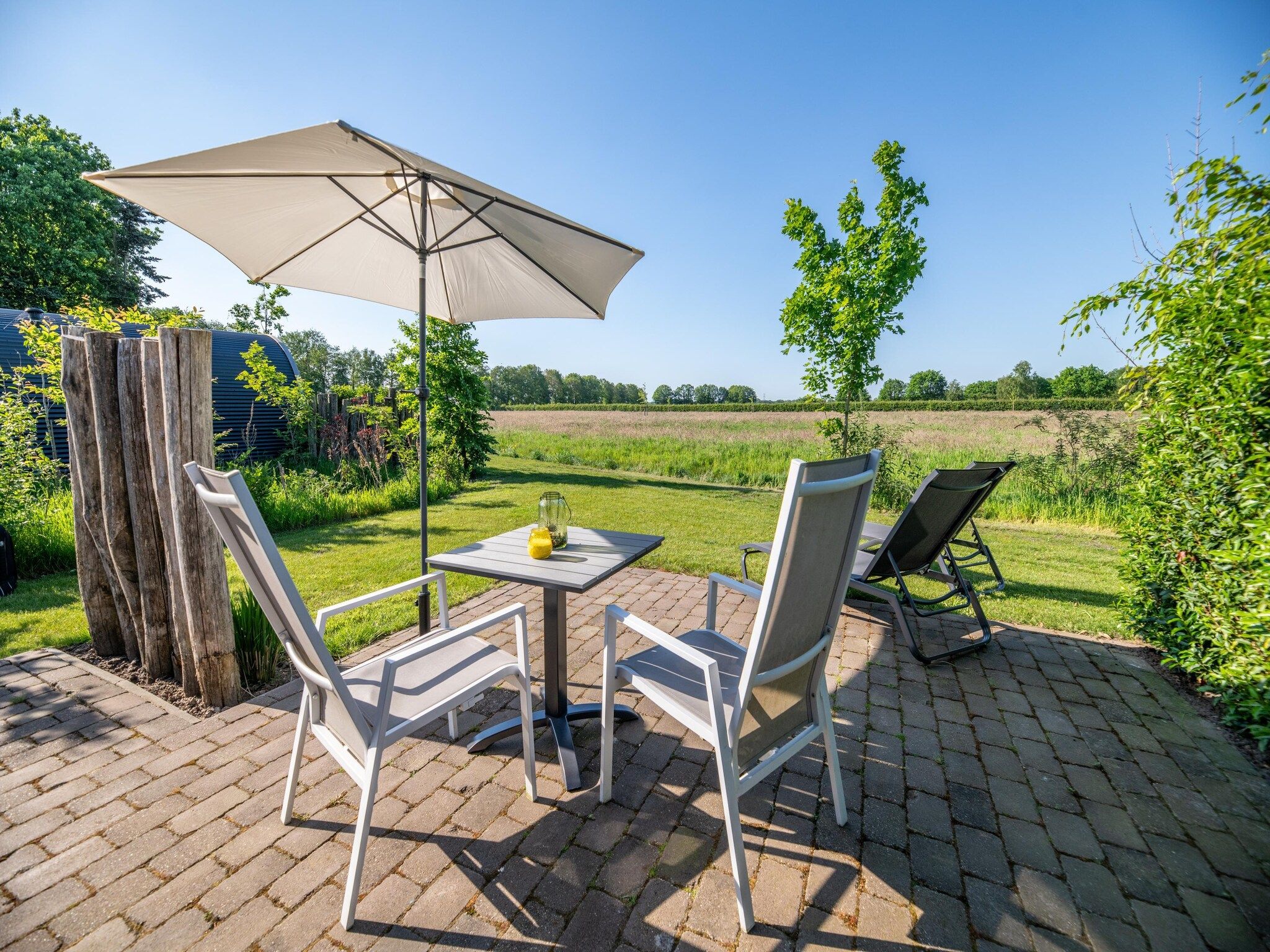 Het terras van Natuurlodge Tureluur 2p in Drenthe