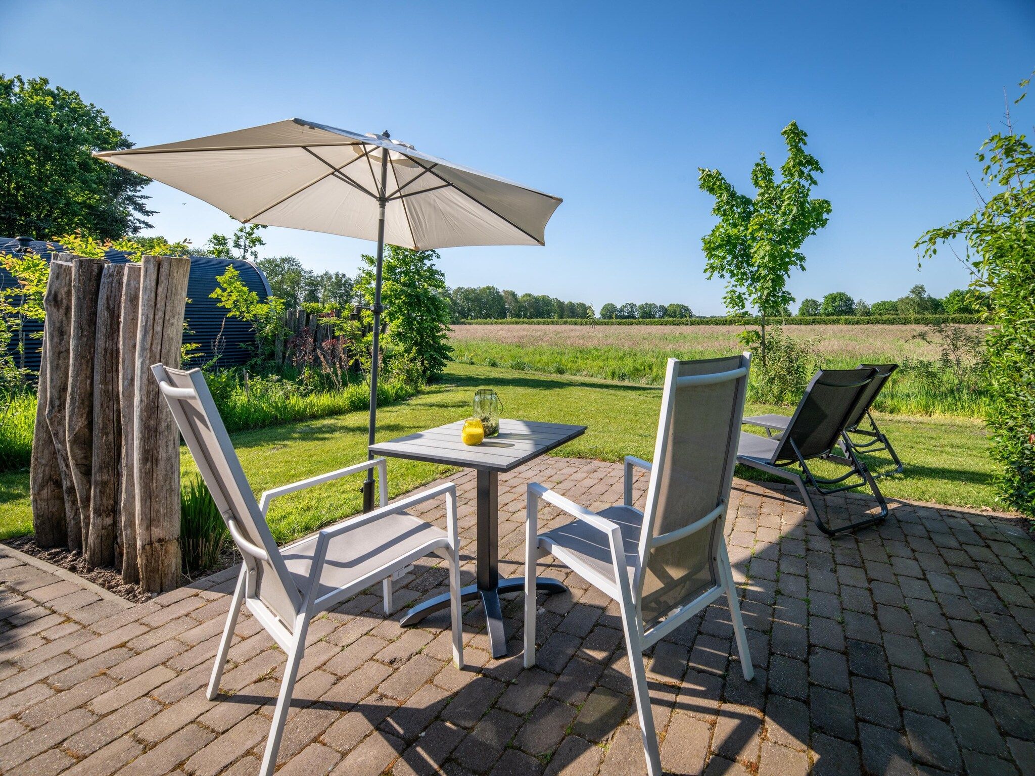 Het terras van Natuurlodge Tureluur 2p in Drenthe