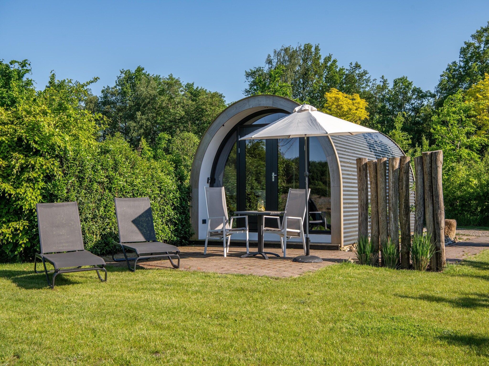 De tuin van Natuurlodge Tureluur 2p in Drenthe