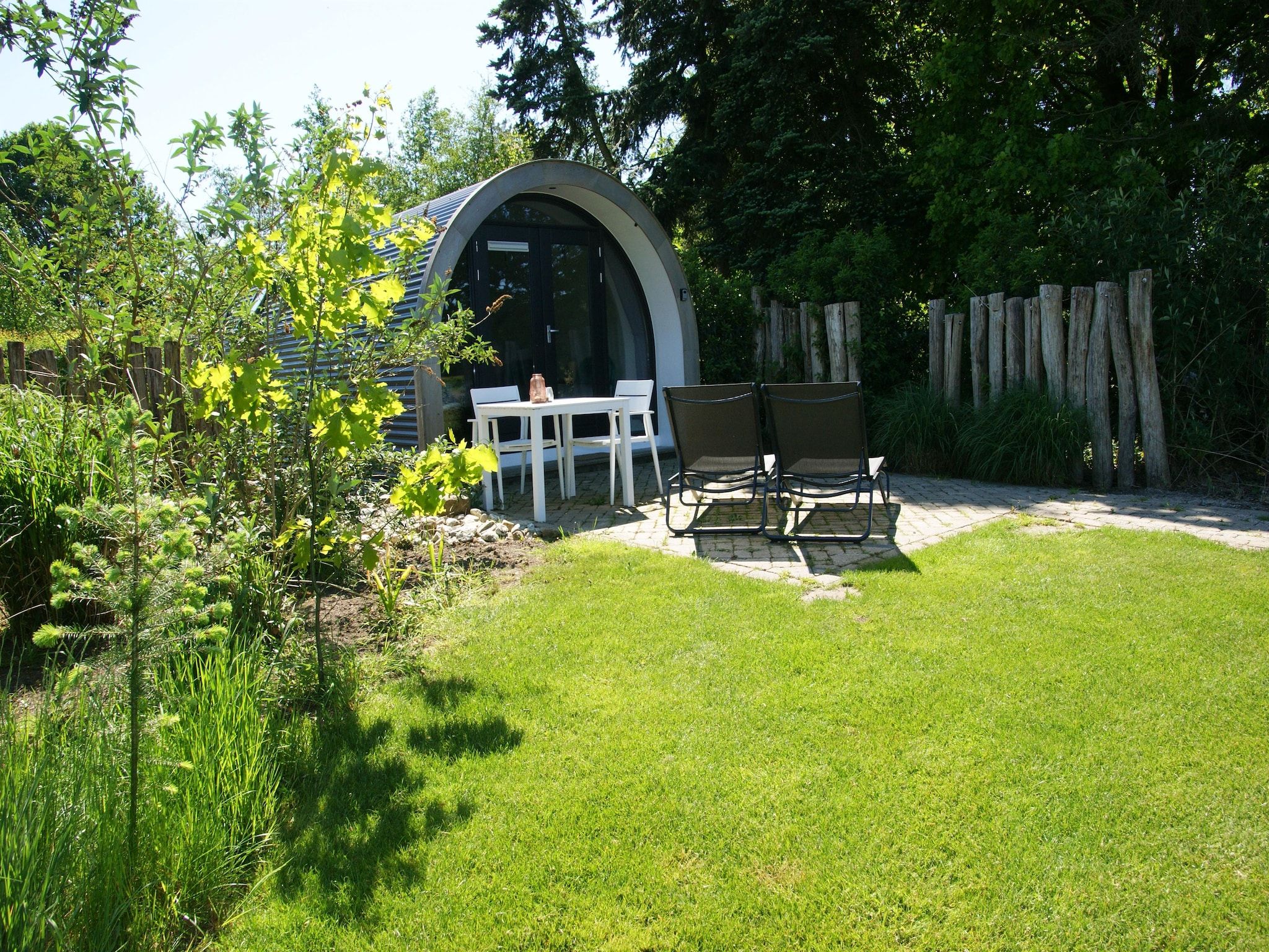 De tuin van Wellness lodge Wulp 2p in Drenthe