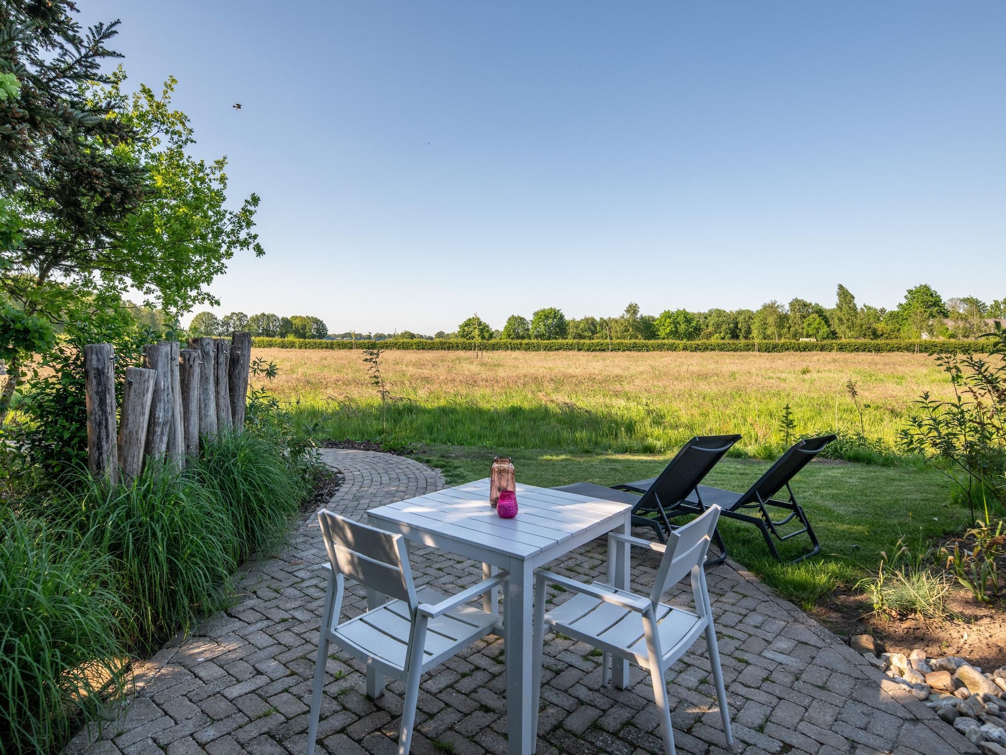 Het terras van Wellness lodge Wulp 2p in Drenthe