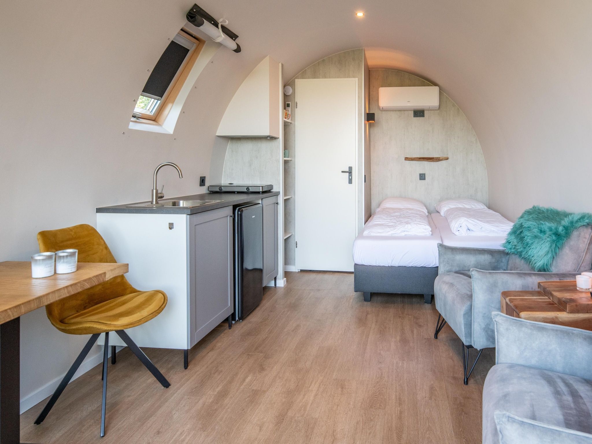 De eetkamer van Wellness lodge Wulp 2p in Drenthe