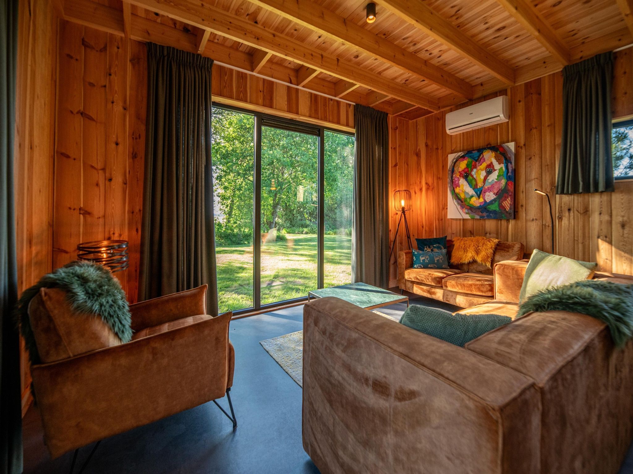 De woonkamer van Wellnesslodge Scholekster 4p in Dalerveen