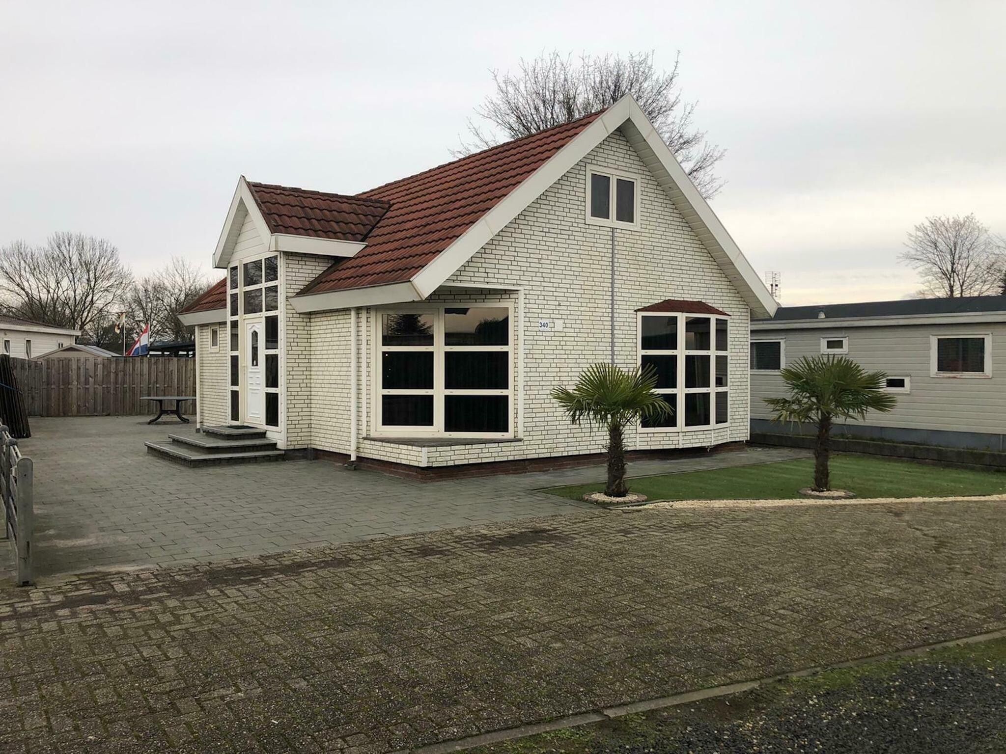De buitenkant van Recreatiepark Rhederlaagse Meren 7 in Lathum
