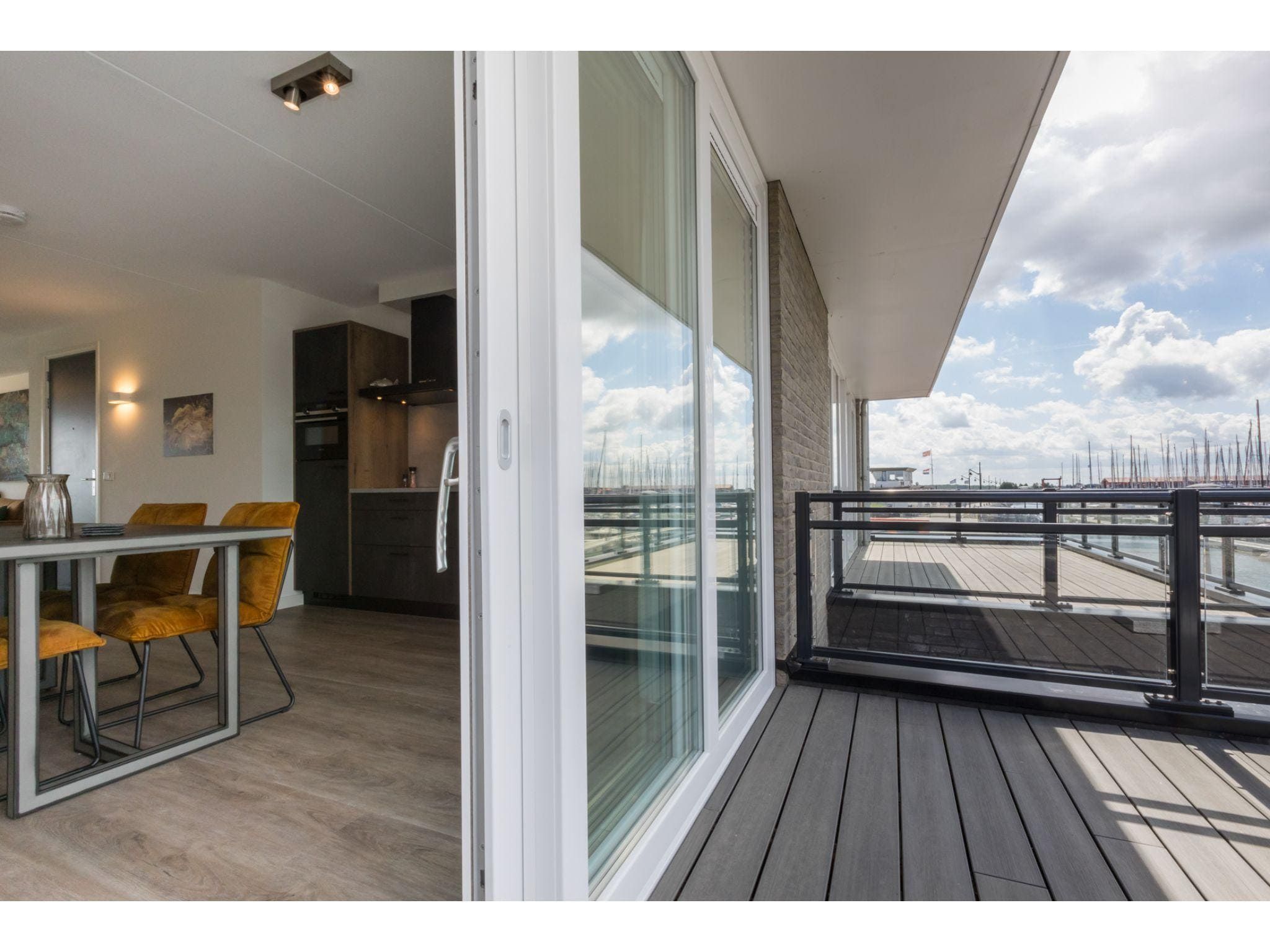 Het terras van Havenweg 8-18 in St. Annaland