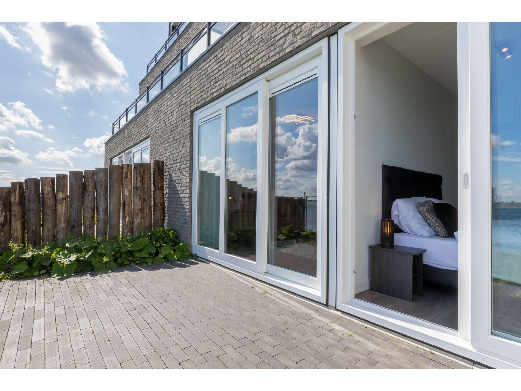Het terras van Havenweg 8-18 in St. Annaland
